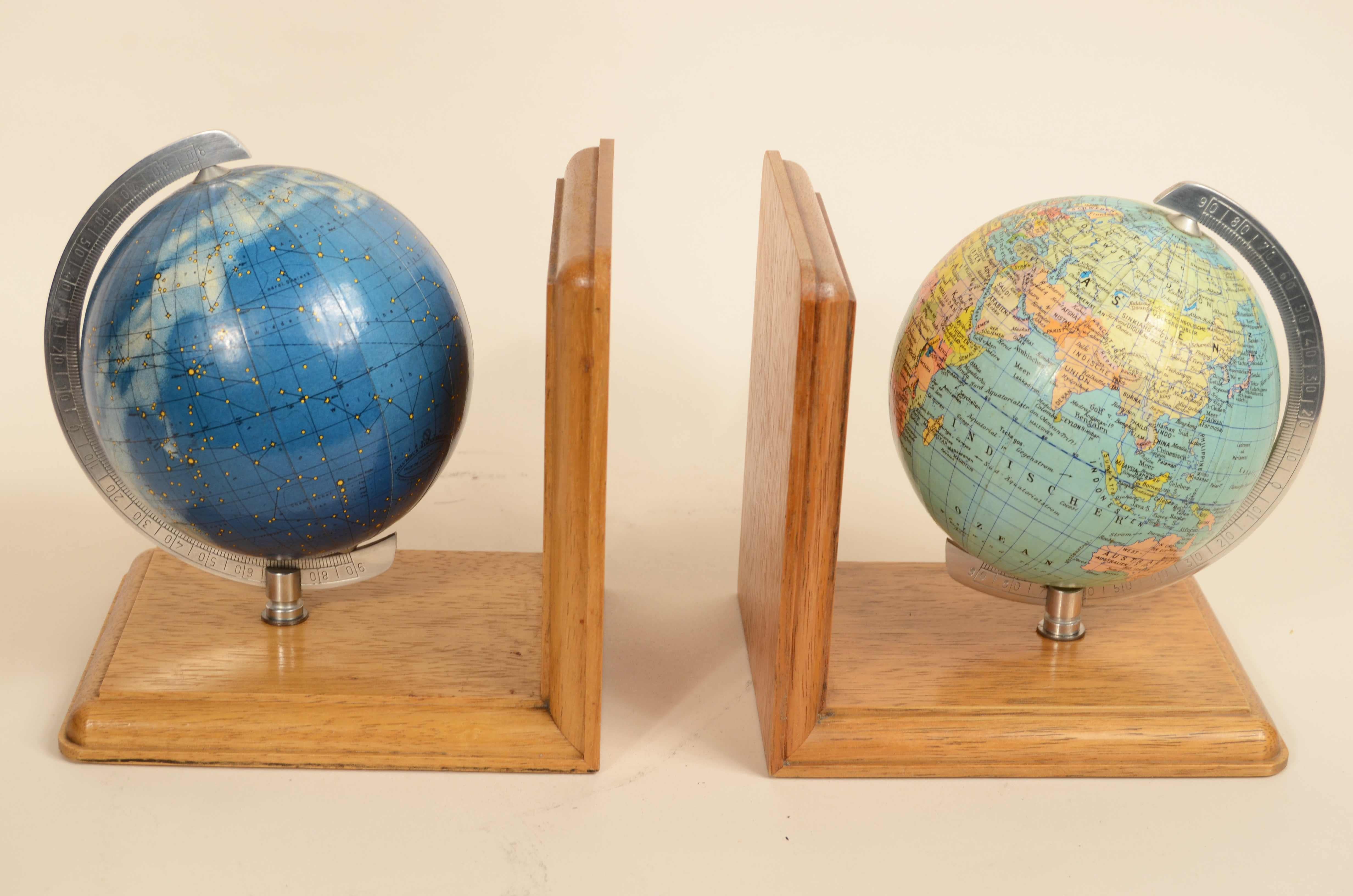 Paire de serre-livres base en bois de chêne avec globes terrestres et célestes Allemagne années 1950 en vente 1