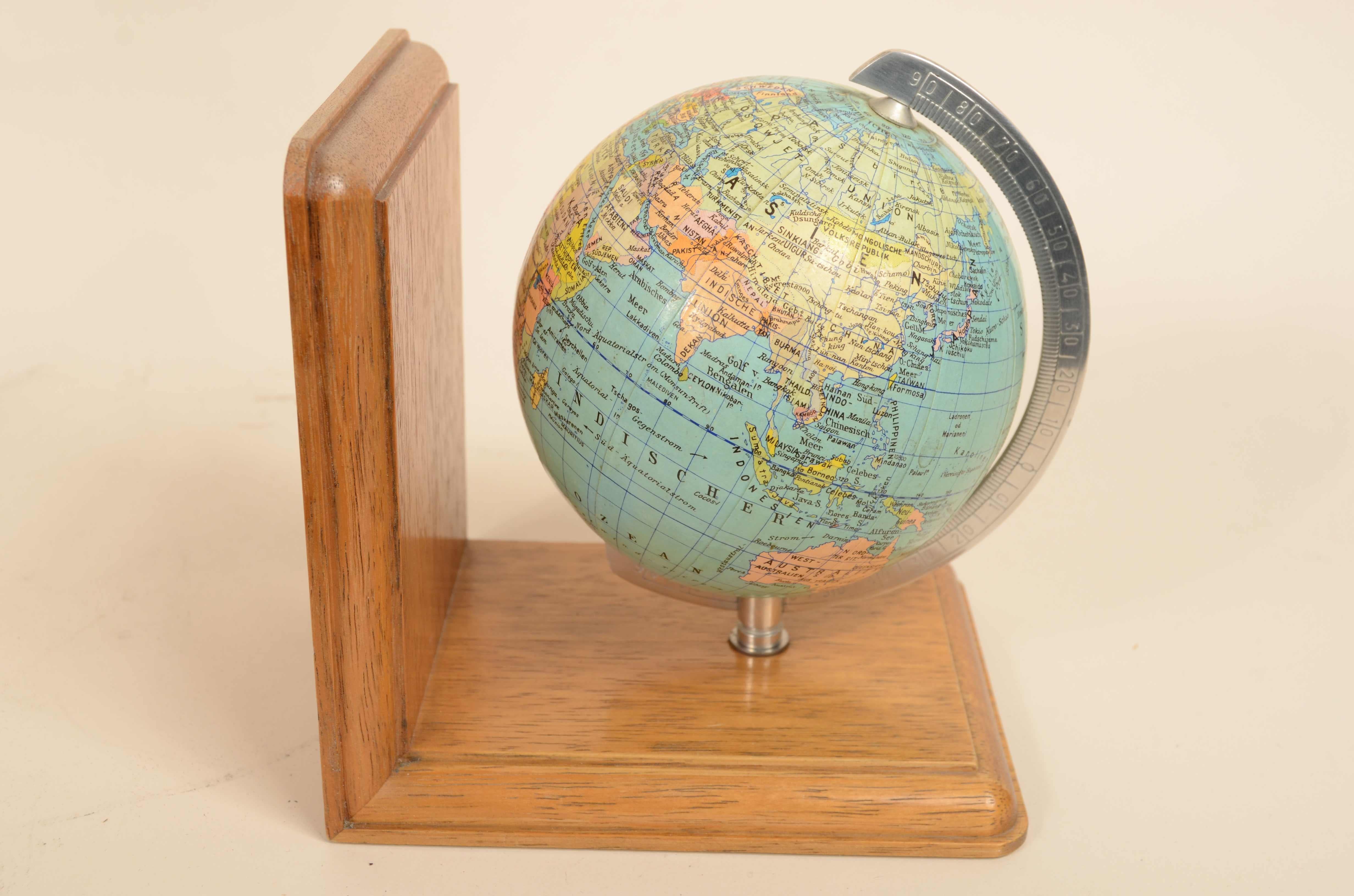 Paire de serre-livres base en bois de chêne avec globes terrestres et célestes Allemagne années 1950 en vente 2
