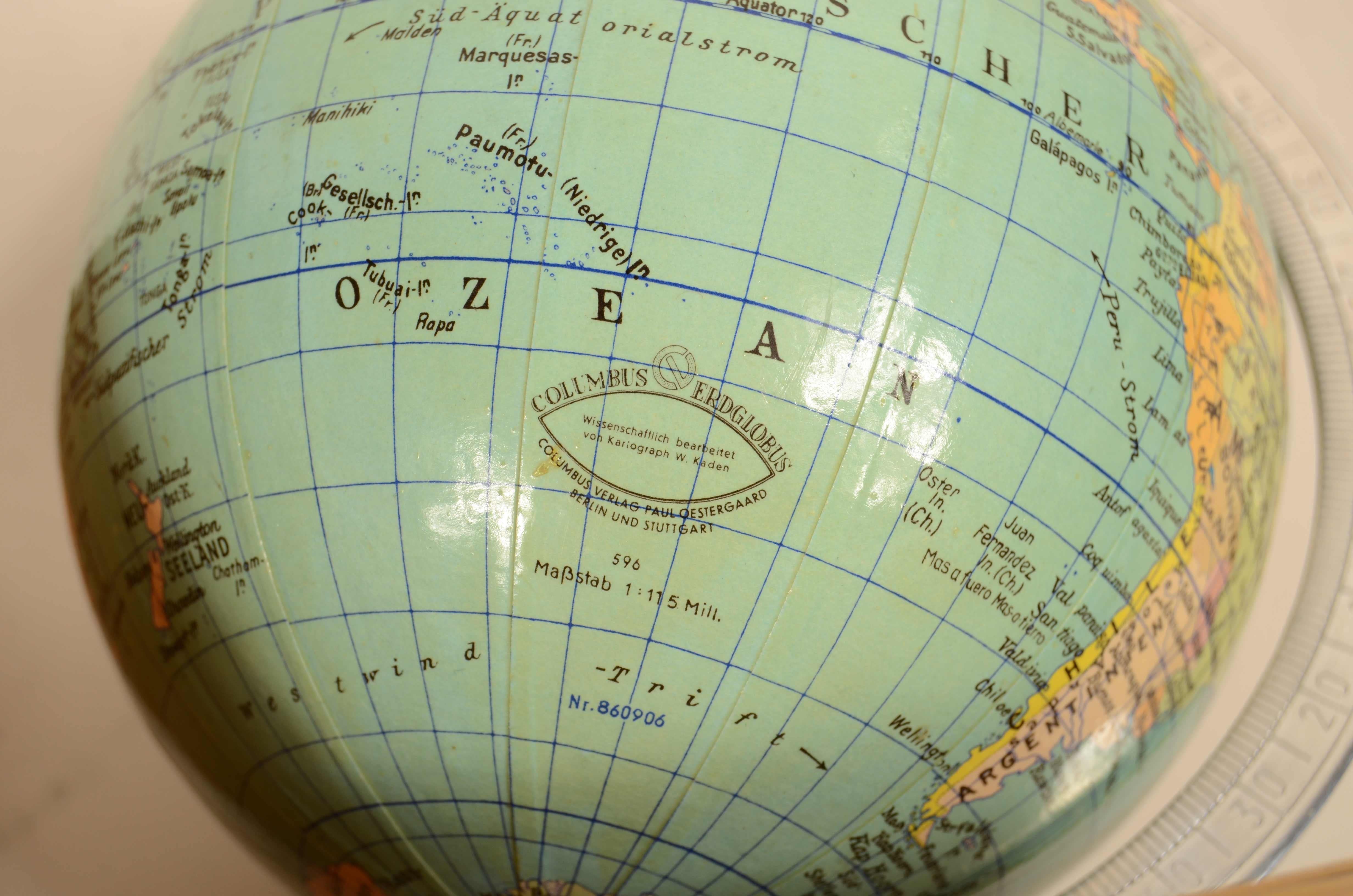 Paire de serre-livres base en bois de chêne avec globes terrestres et célestes Allemagne années 1950 en vente 4