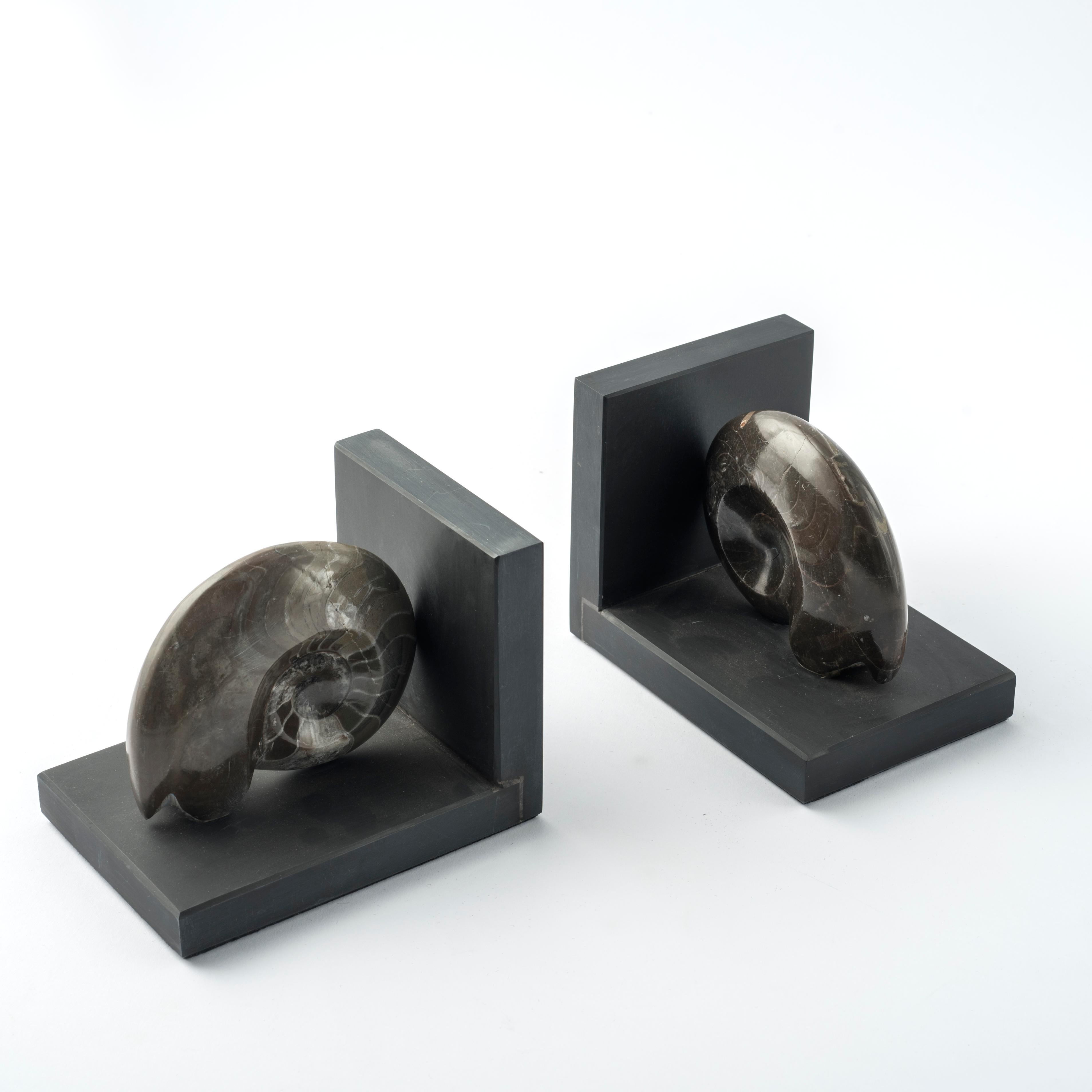 Italian Paire de serre-livres avec d'authentiques ammonites fossiles - Design exclusif en vente
