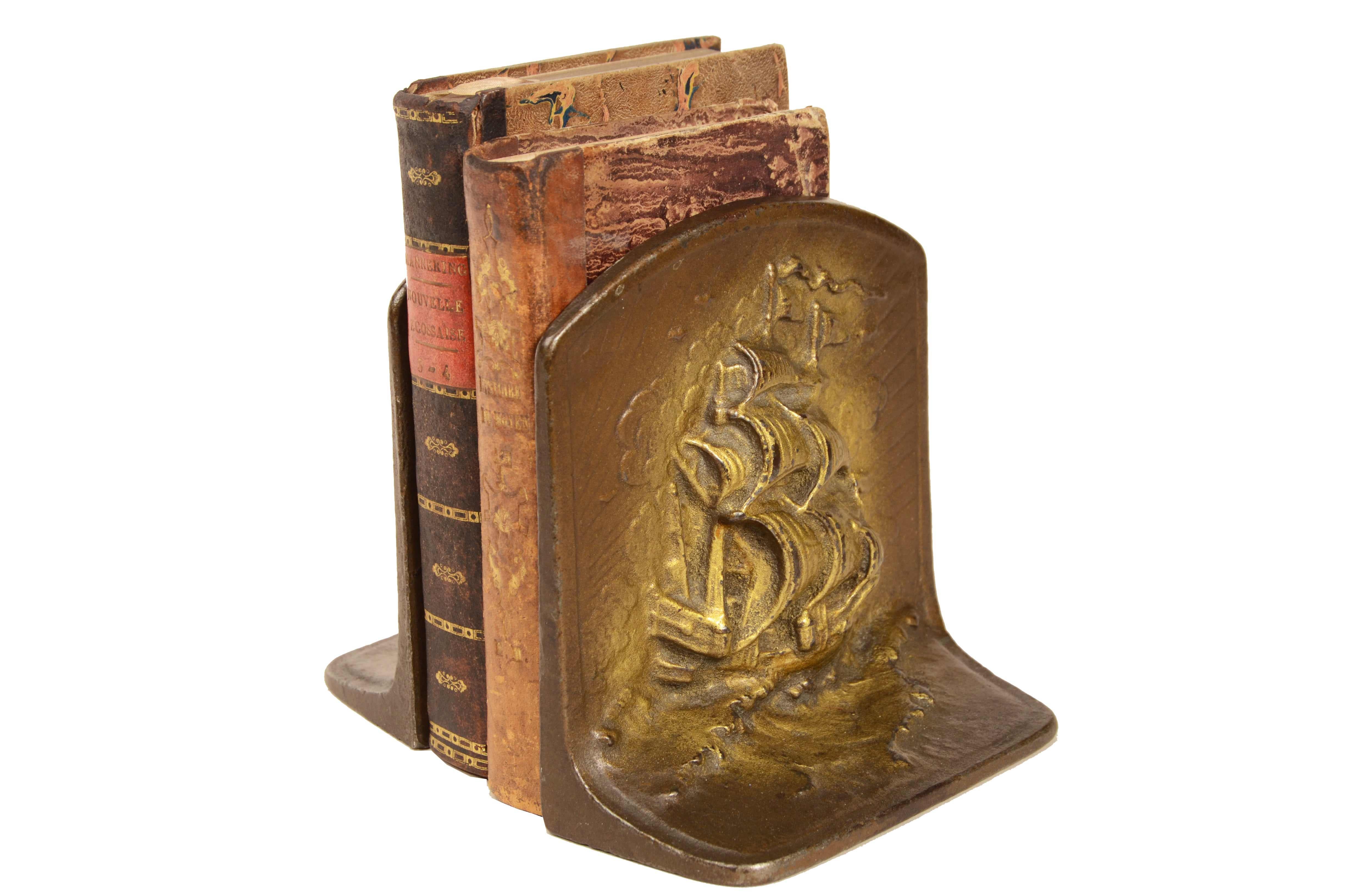 Coppia fermalibri fusione in ghisa patinata  bronzo raffigurante veliero in navigazione a vele spiegate.
Manifattura inglese dei primi del ‘900.
Misure cm 12,5x5,5x13,2 – inches 4.9x2.3x5.3 
L'ultima foto è la confezione regalo.