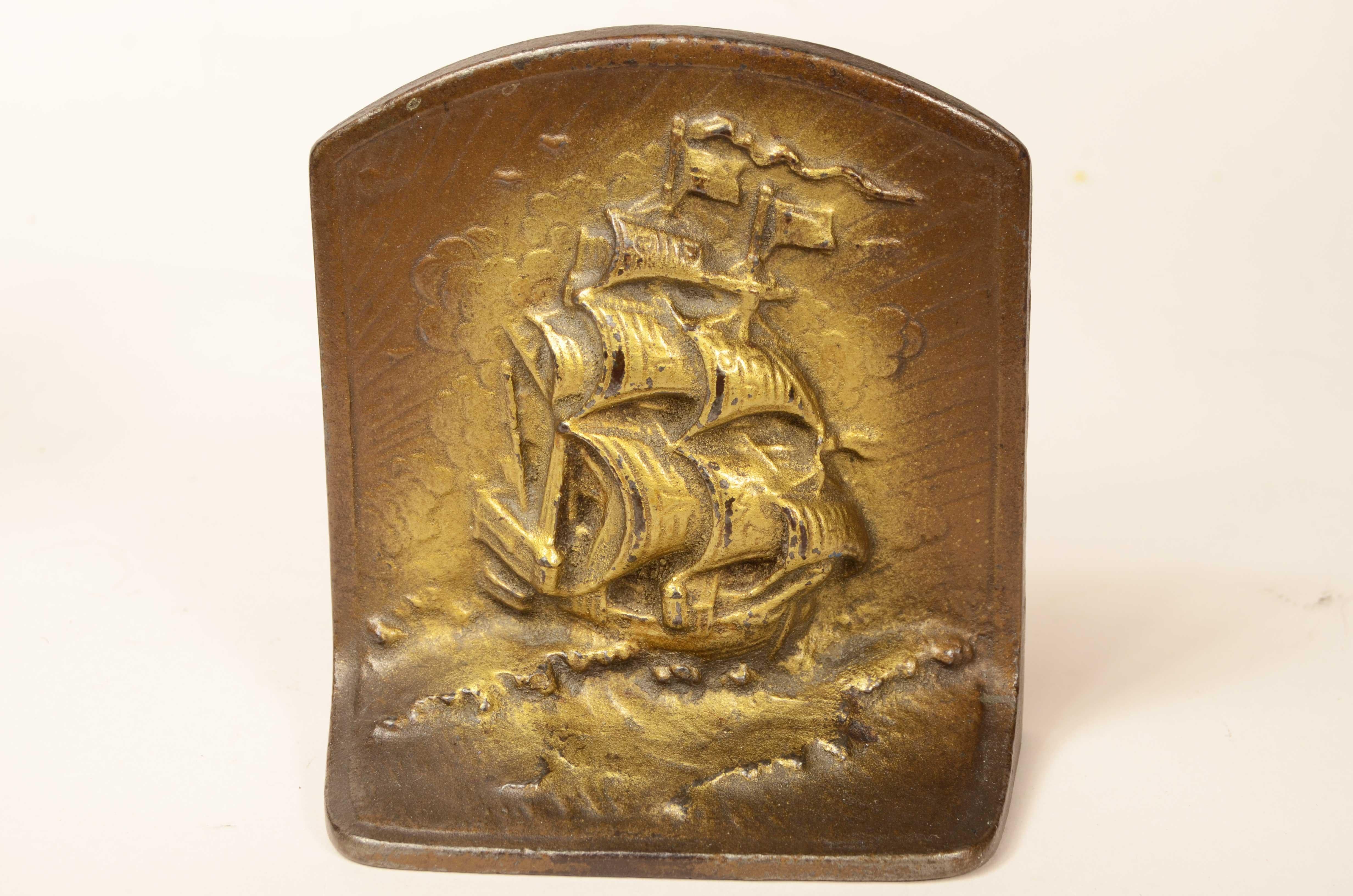 Metallo Coppia fermalibri fusione in ghisa patinata bronzo raffigurante veliero anni '30 in vendita