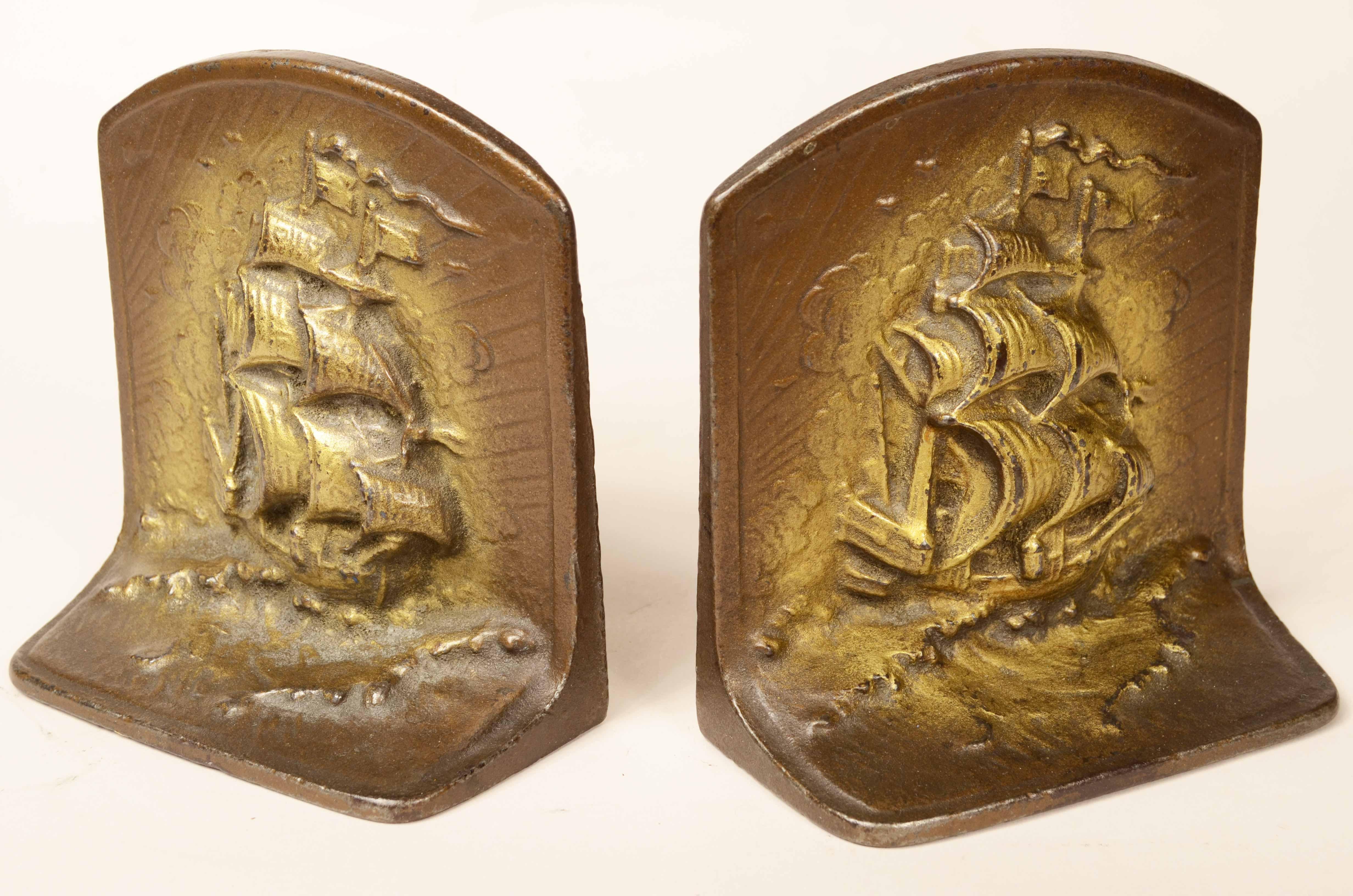 Coppia fermalibri fusione in ghisa patinata bronzo raffigurante veliero anni '30 in vendita 1