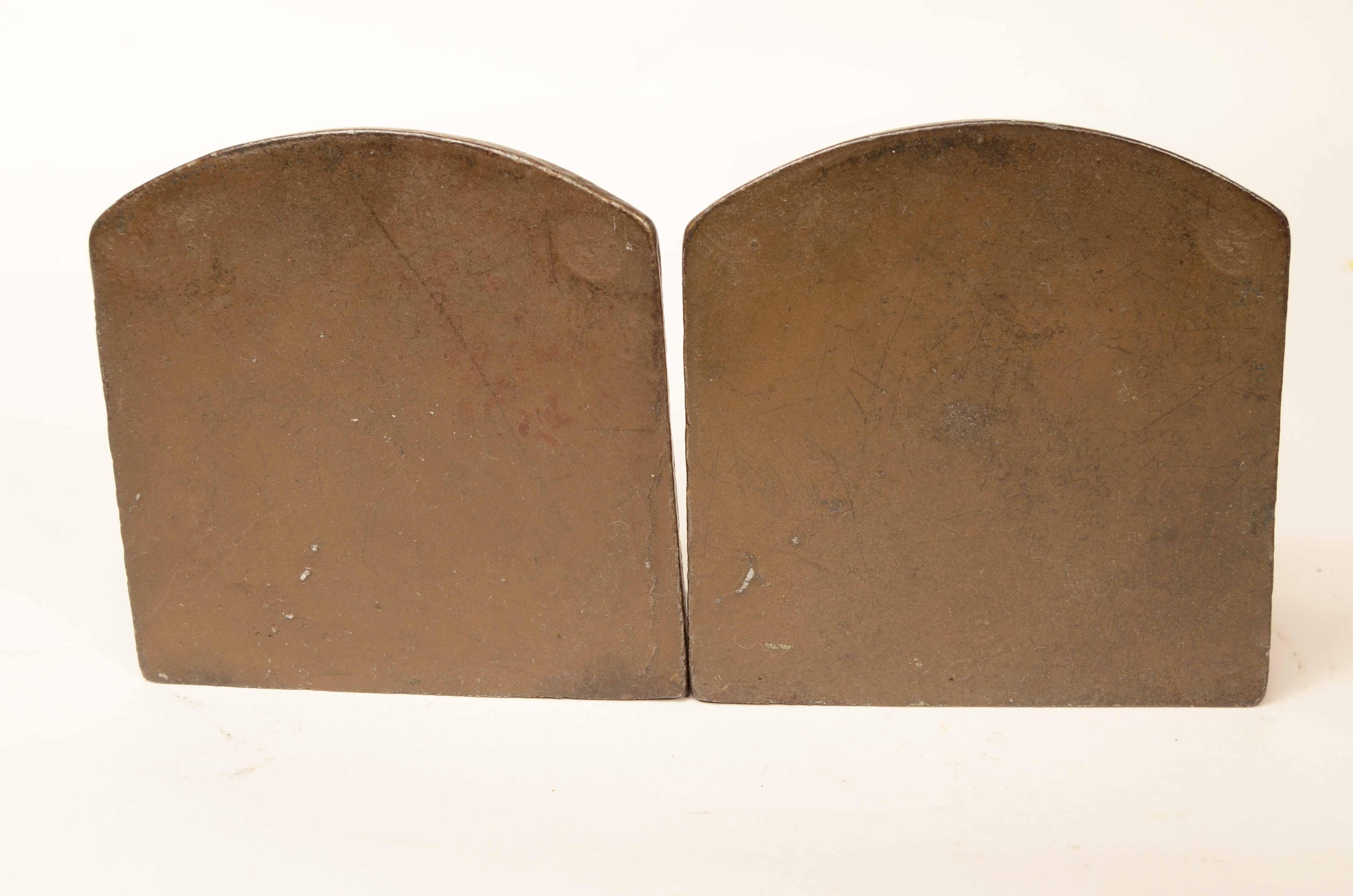 Coppia fermalibri fusione in ghisa patinata bronzo raffigurante veliero anni '30 in vendita 2
