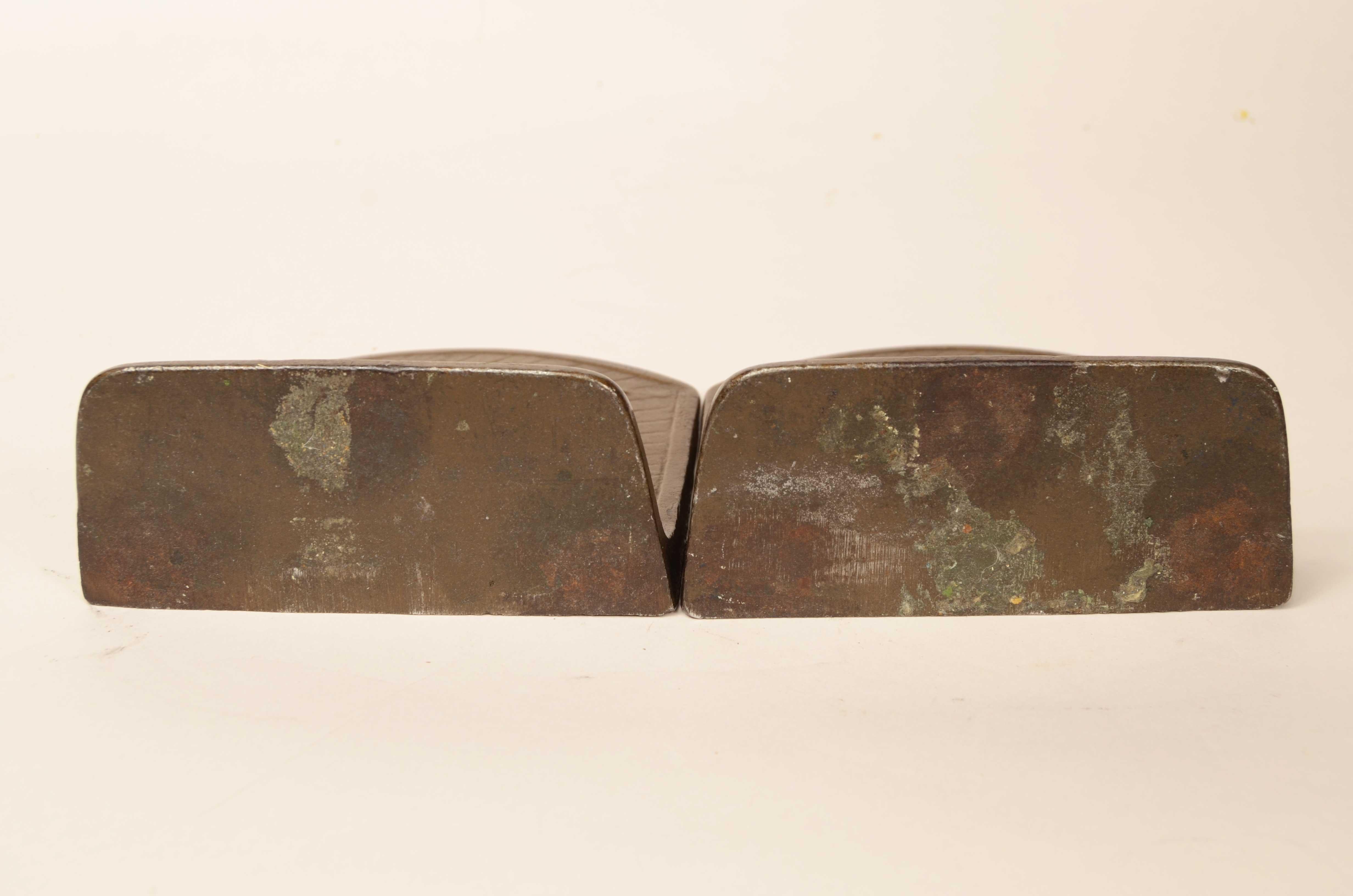 Coppia fermalibri fusione in ghisa patinata bronzo raffigurante veliero anni '30 in vendita 3