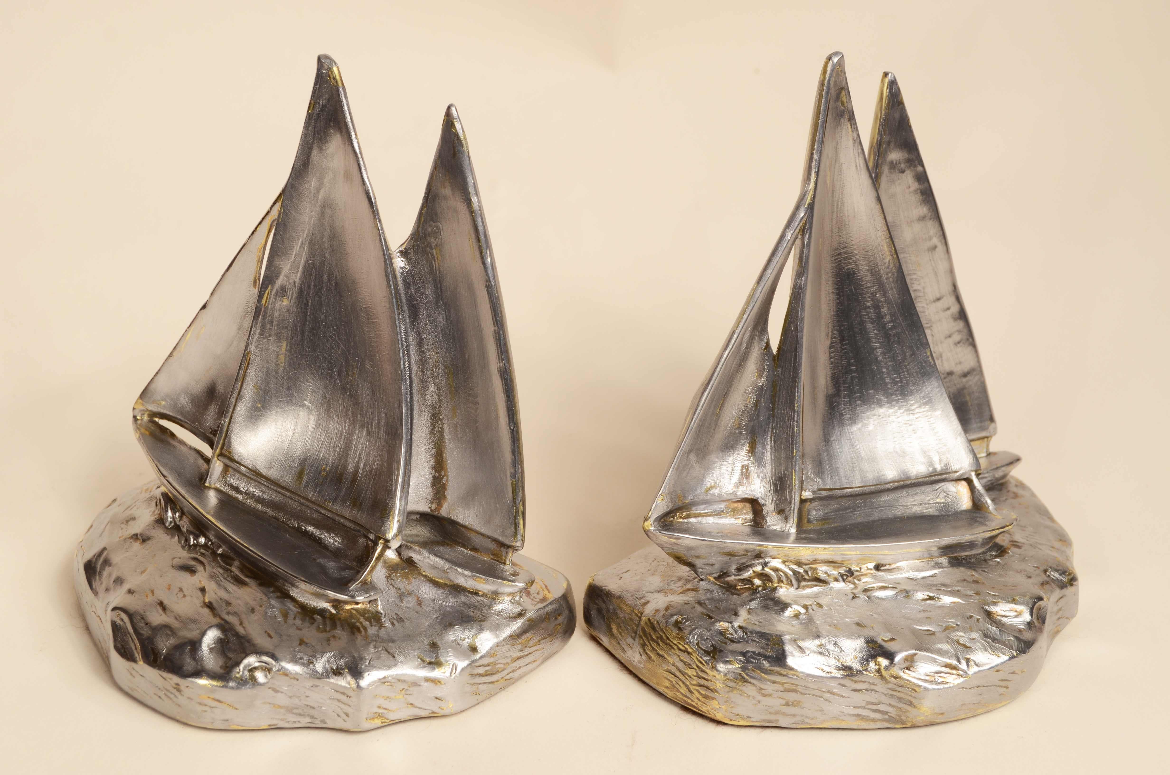 Coppia di fermalibri fusione  in metallo bianco raffigurante due barche a vela in navigazione fra le onde con  le vele spiegate.
Il metallo bianco è una lega a base di piombo.
Manifattura inglese degli anni trenta.
Buono stato. Misure cm 12x8x13,5 –