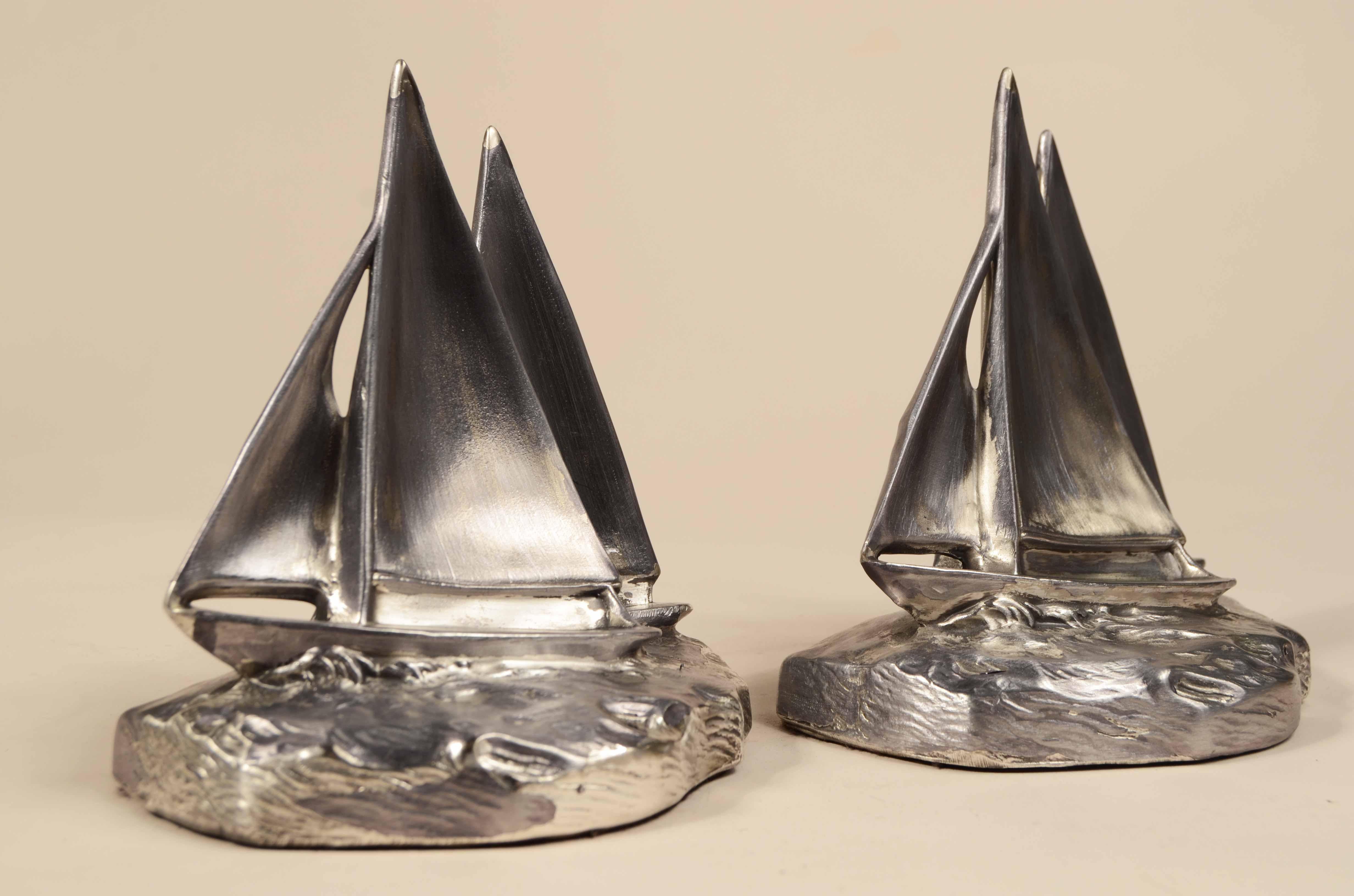 Paar gegossene Buchstützen aus weißem Metall mit 2 Segelbooten, 1930 im Angebot 9