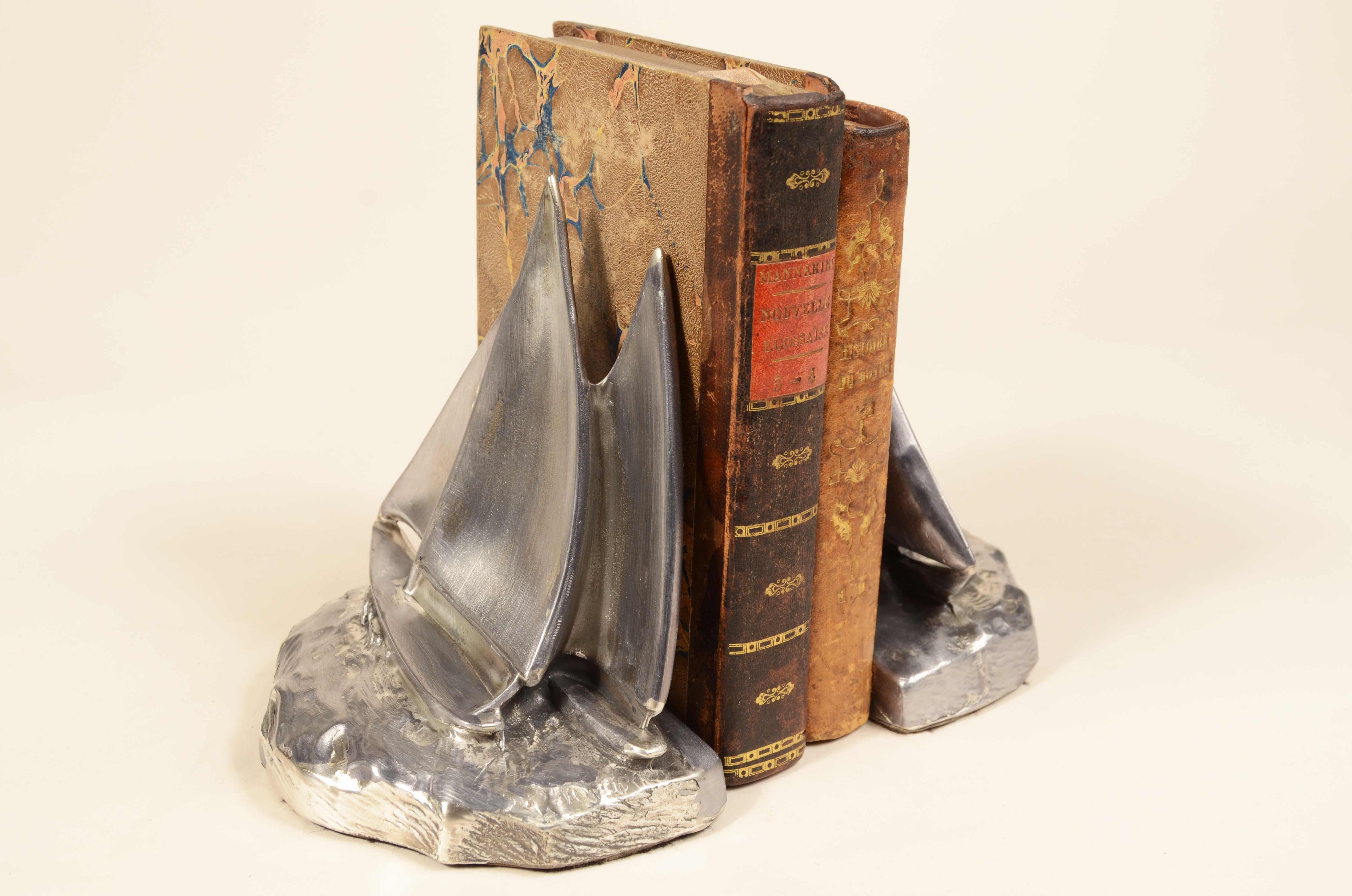 Paar gegossene Buchstützen aus weißem Metall mit 2 Segelbooten, 1930 (Mid-20th Century) im Angebot