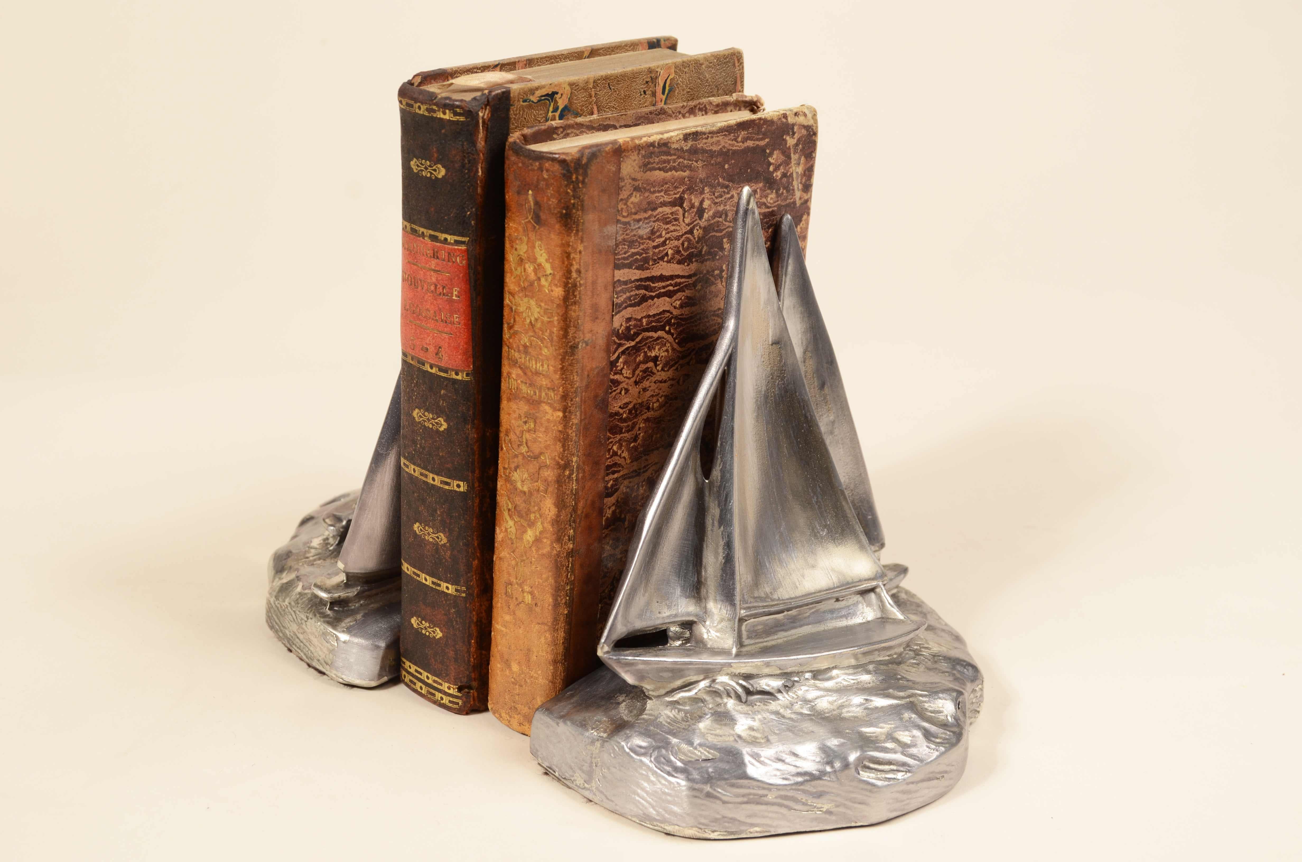 Paar gegossene Buchstützen aus weißem Metall mit 2 Segelbooten, 1930 im Angebot 1