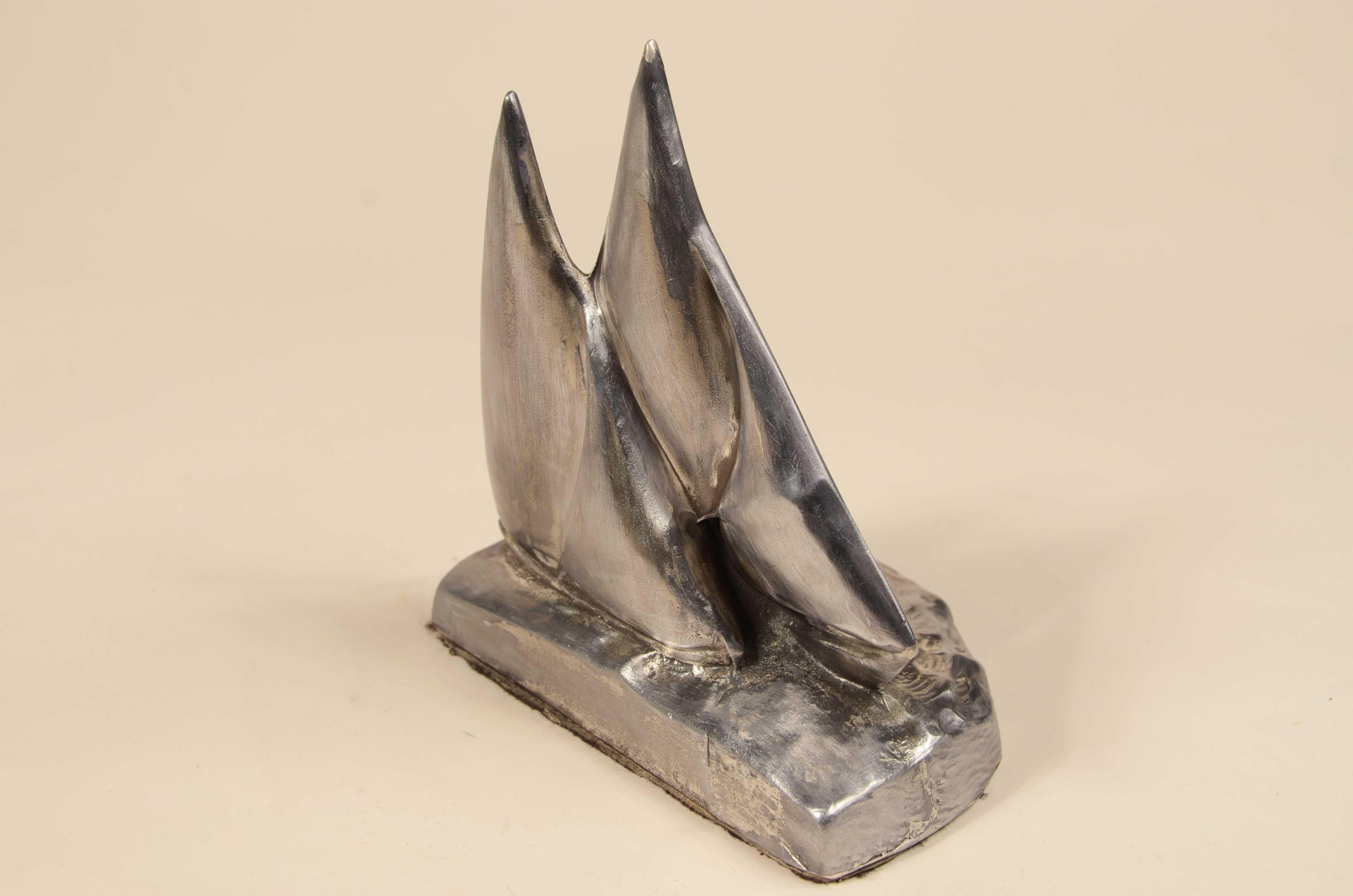 Paar gegossene Buchstützen aus weißem Metall mit 2 Segelbooten, 1930 im Angebot 5