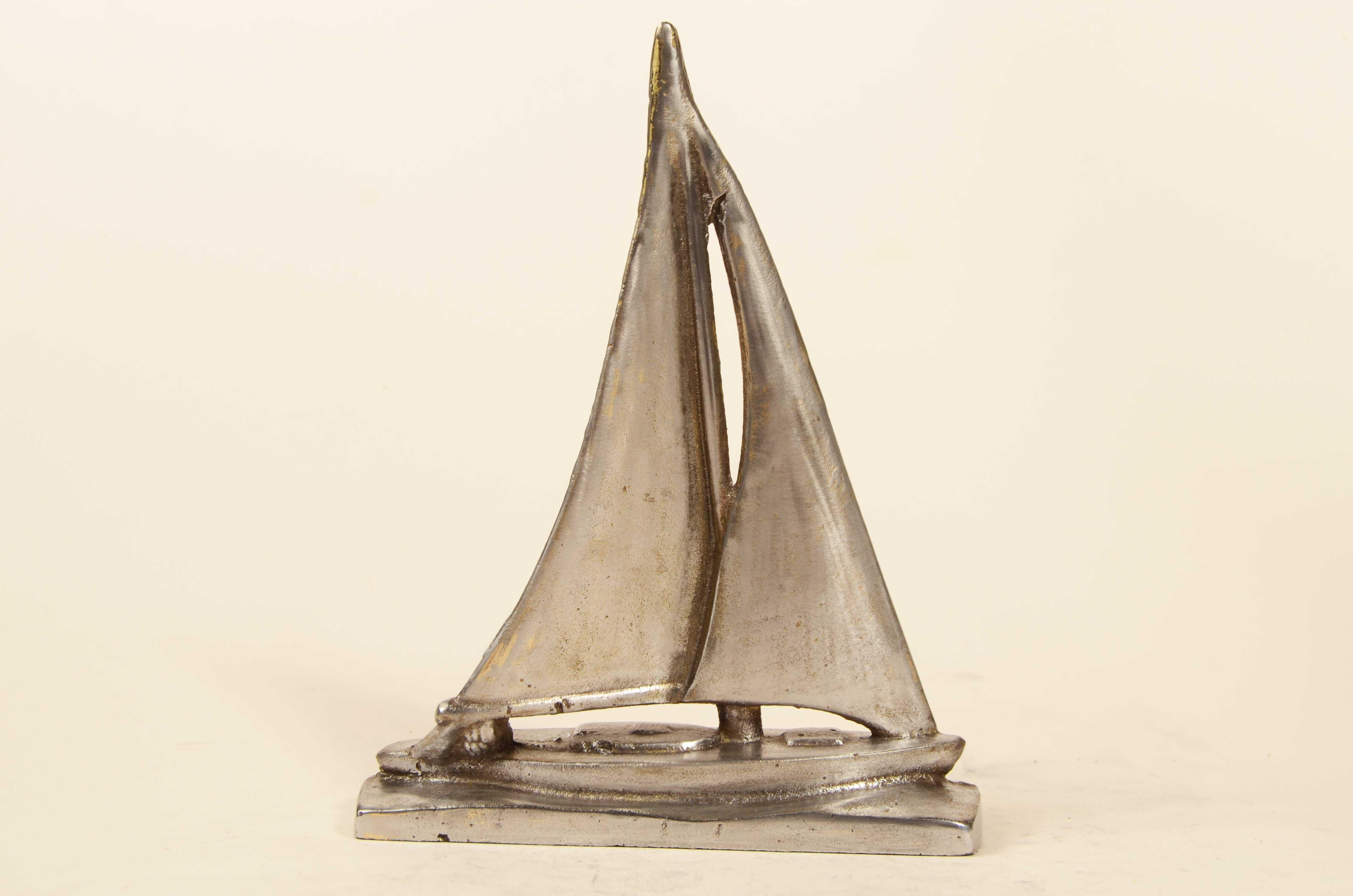 Coppia fermalibri in acciaio raffiguranti barca a vela in navigazione 1930 circa in vendita 5