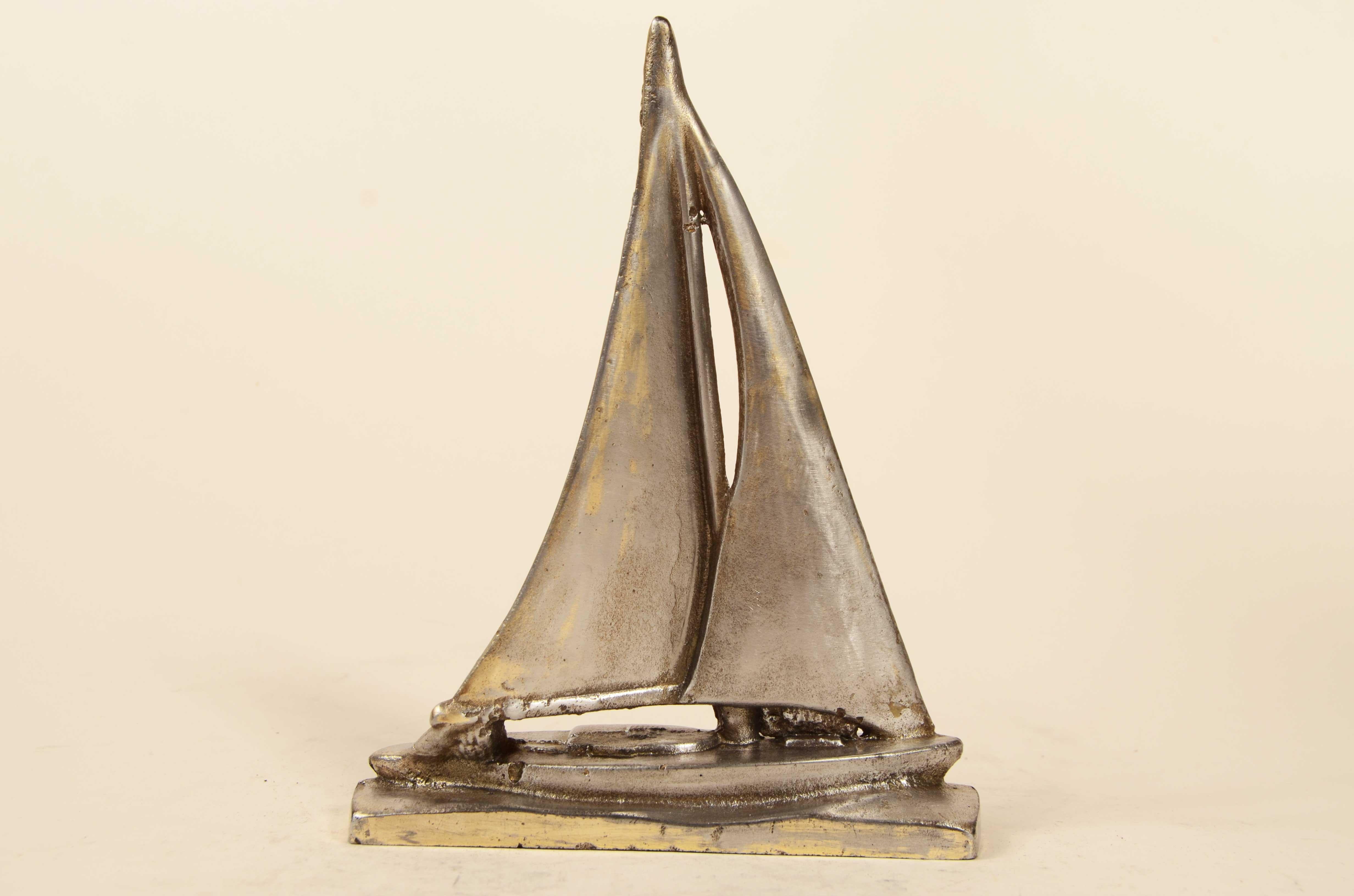 Coppia fermalibri in acciaio raffiguranti barca a vela in navigazione 1930 circa in vendita 6