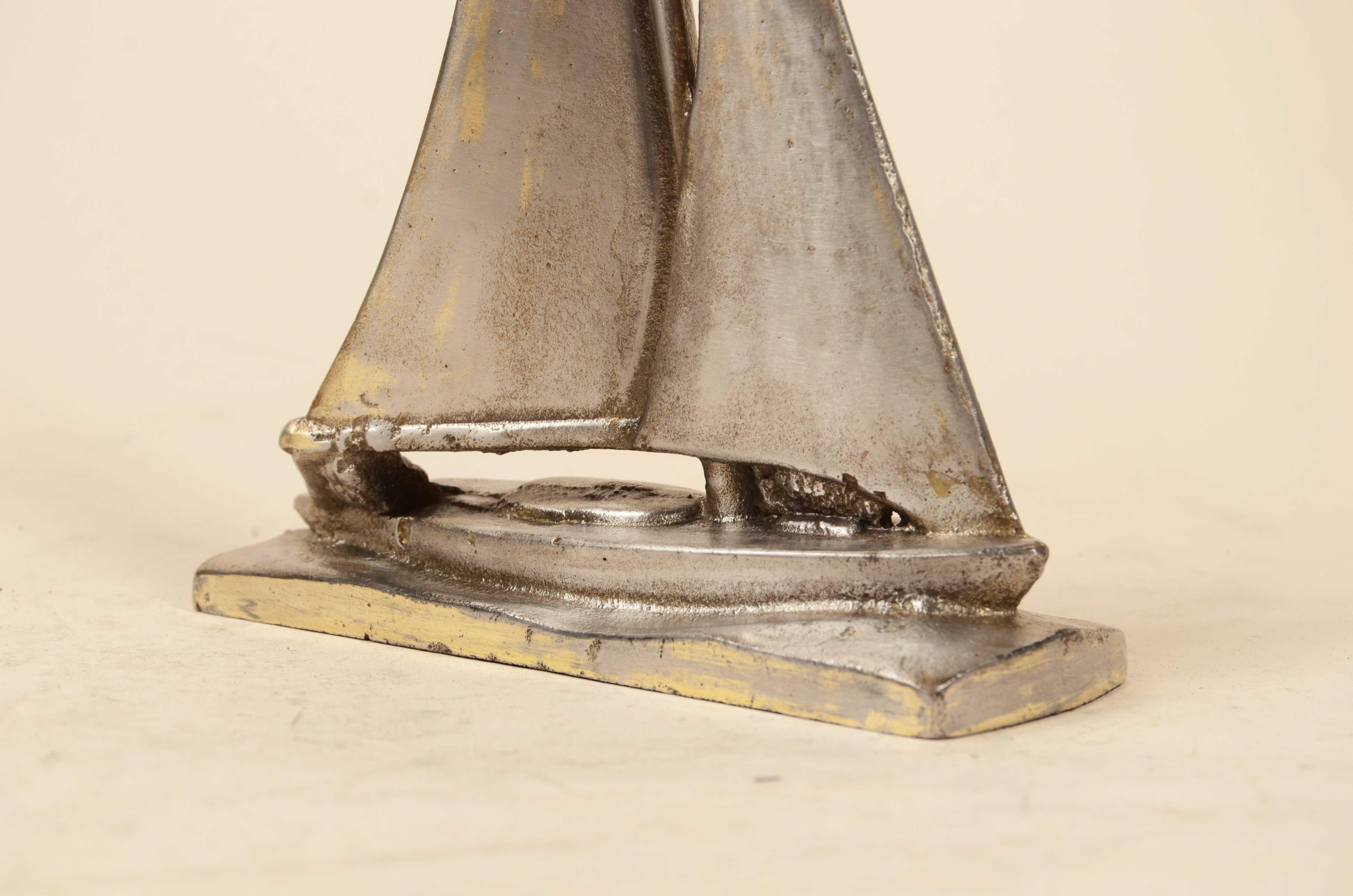 Coppia fermalibri in acciaio raffiguranti barca a vela in navigazione 1930 circa in vendita 8