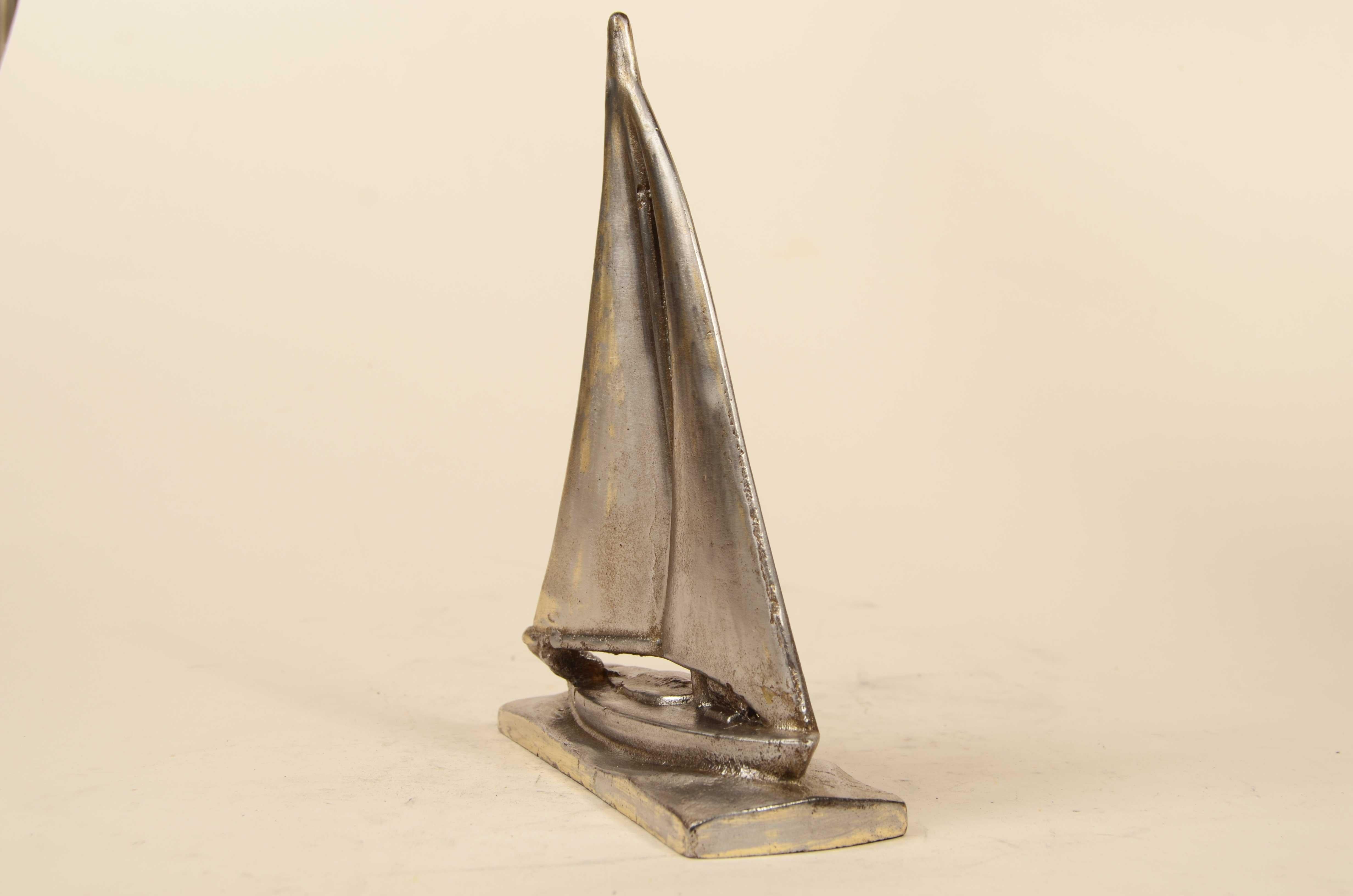 Coppia fermalibri in acciaio raffiguranti barca a vela in navigazione 1930 circa in vendita 9