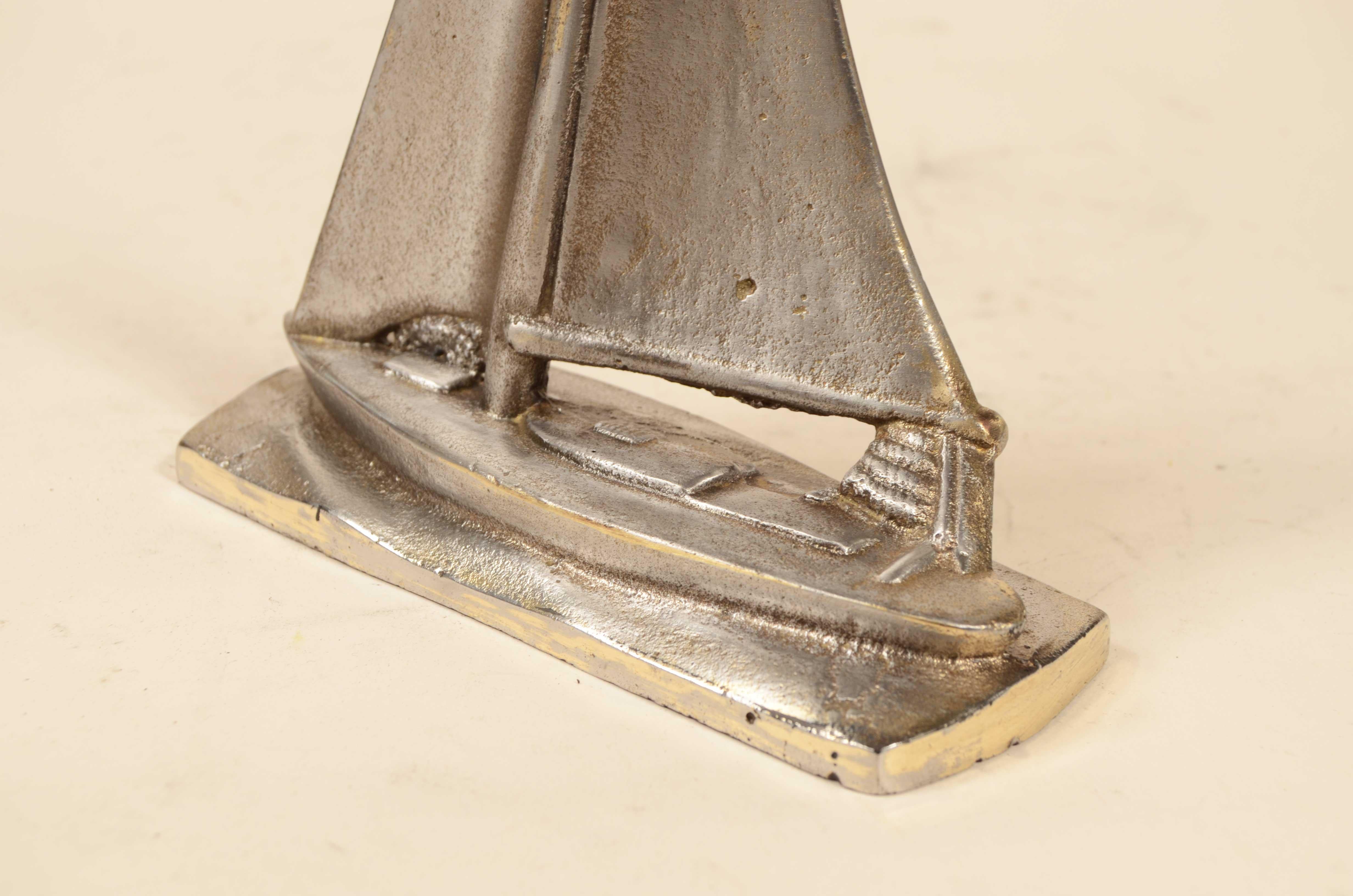 Coppia fermalibri in acciaio raffiguranti barca a vela in navigazione 1930 circa in vendita 11