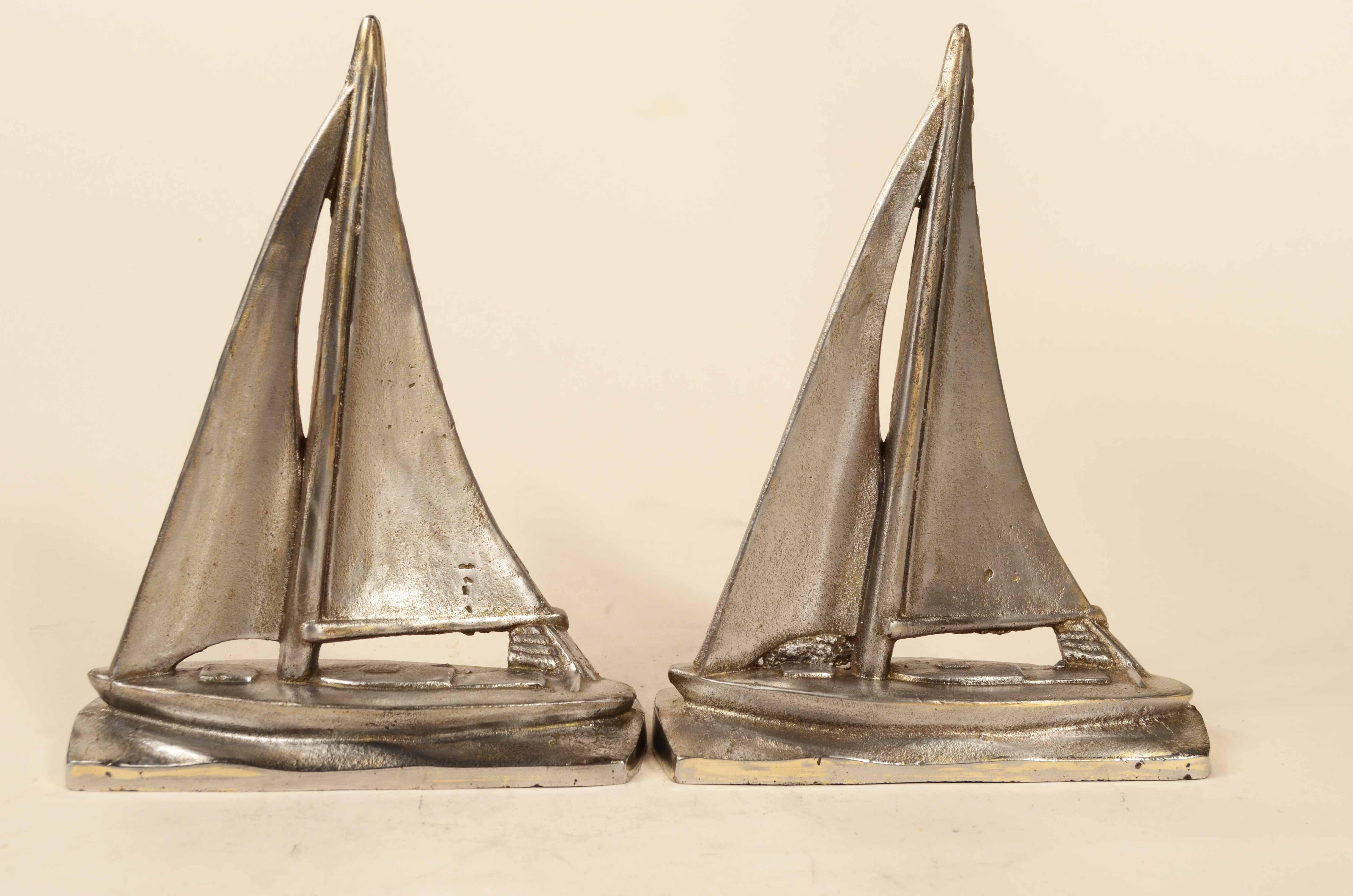Coppia fermalibri realizzati in acciaio e che raffigurano una barca a vela in navigazione con andatura di bolina.
Manifattura inglese degli anni trenta.
Buono stato. Misure cm 15x5,5x20 – inches 6.2x2.3x7.9. 
L'ultima foto è la confezione regalo.
