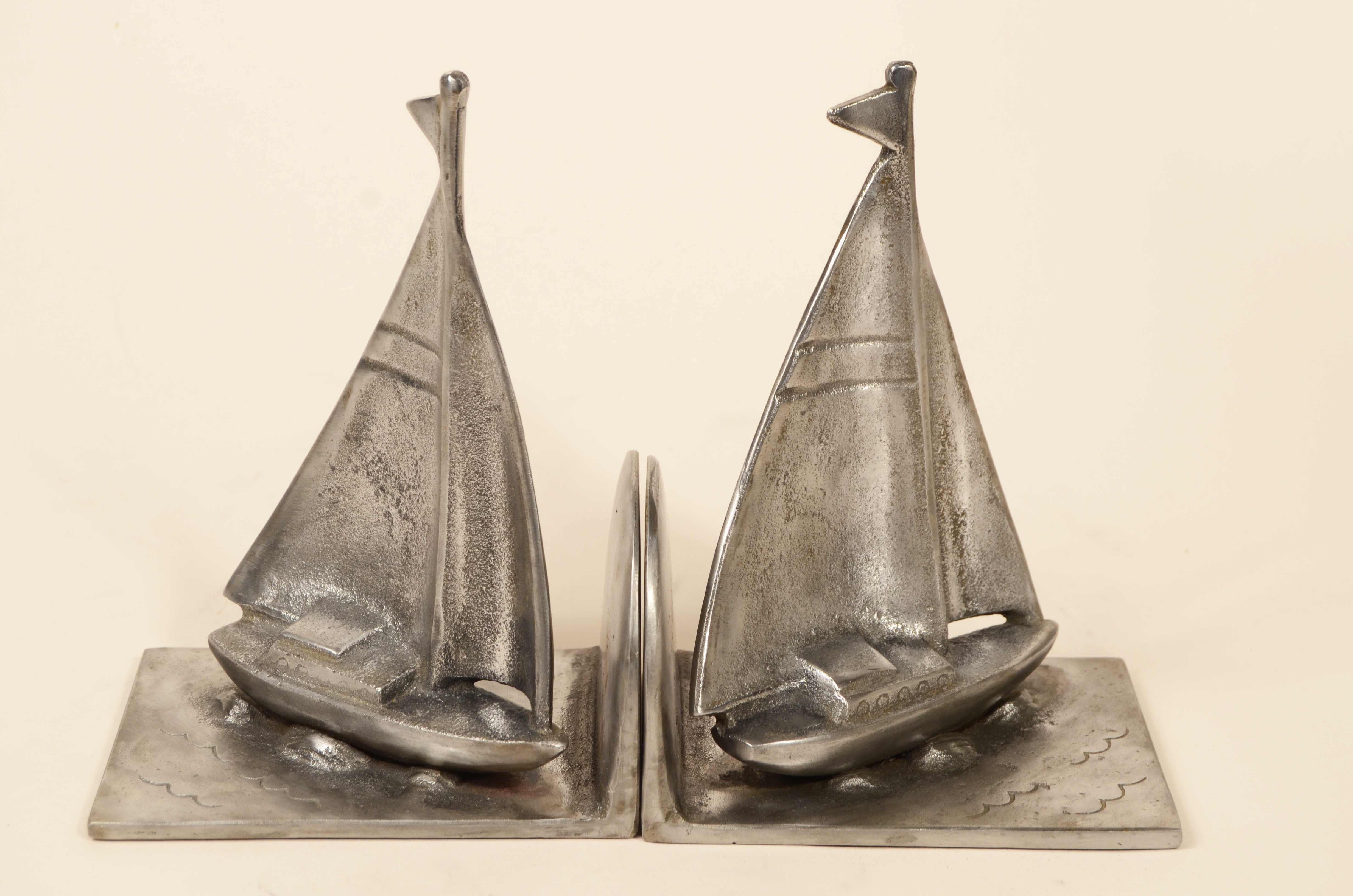Paire de serre-livres en acier représentant un voilier naviguant au près.
Fabrication anglaise des années 1950.
Bon état. Dimensions 11.5x8x15.5 cm - pouces4.5x3.2x6.2.
La dernière photo représente le coffret cadeau.
