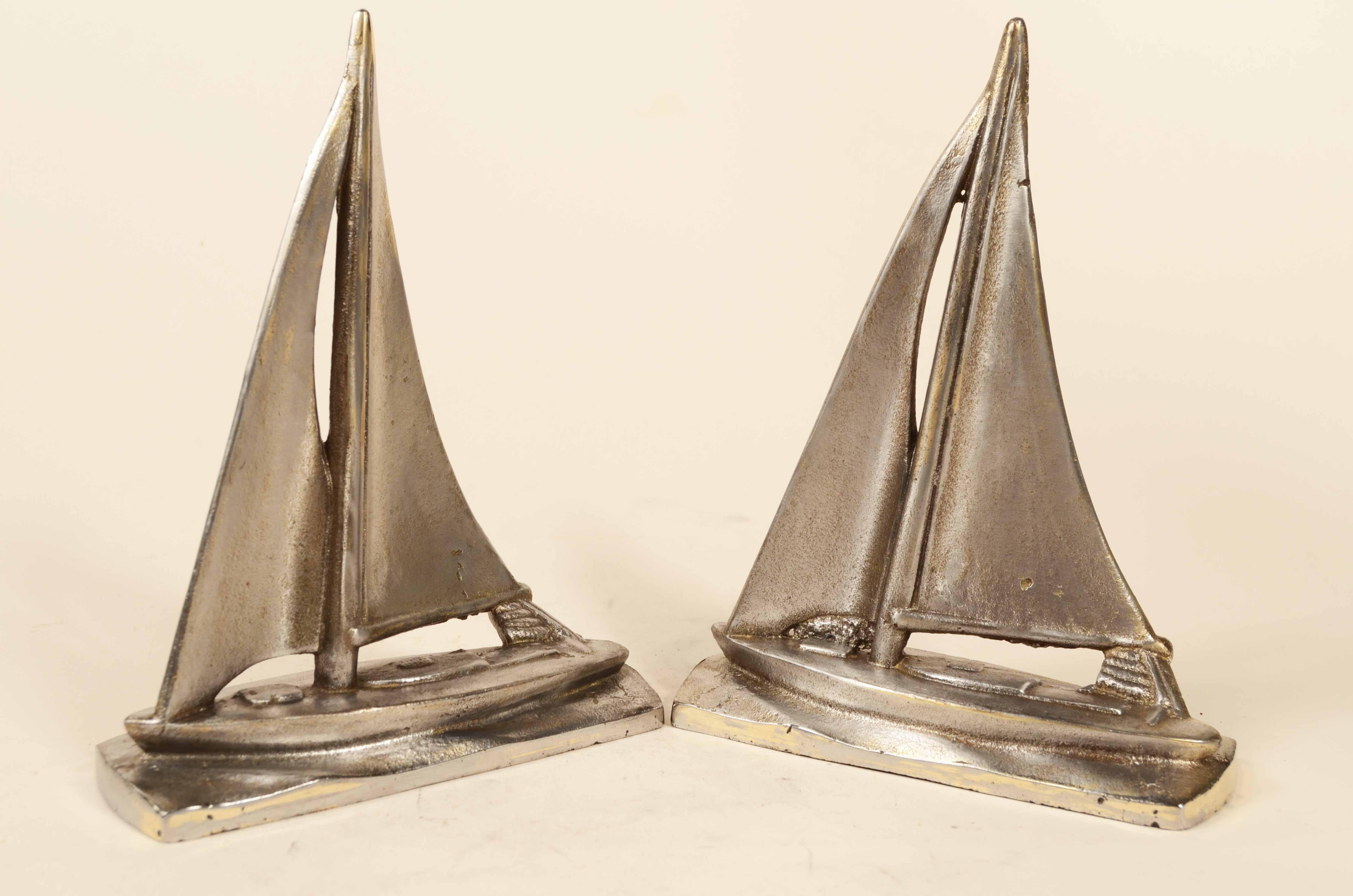 Coppia fermalibri in acciaio raffiguranti barca a vela in navigazione 1930 circa In condizioni buone in vendita a Milan, IT