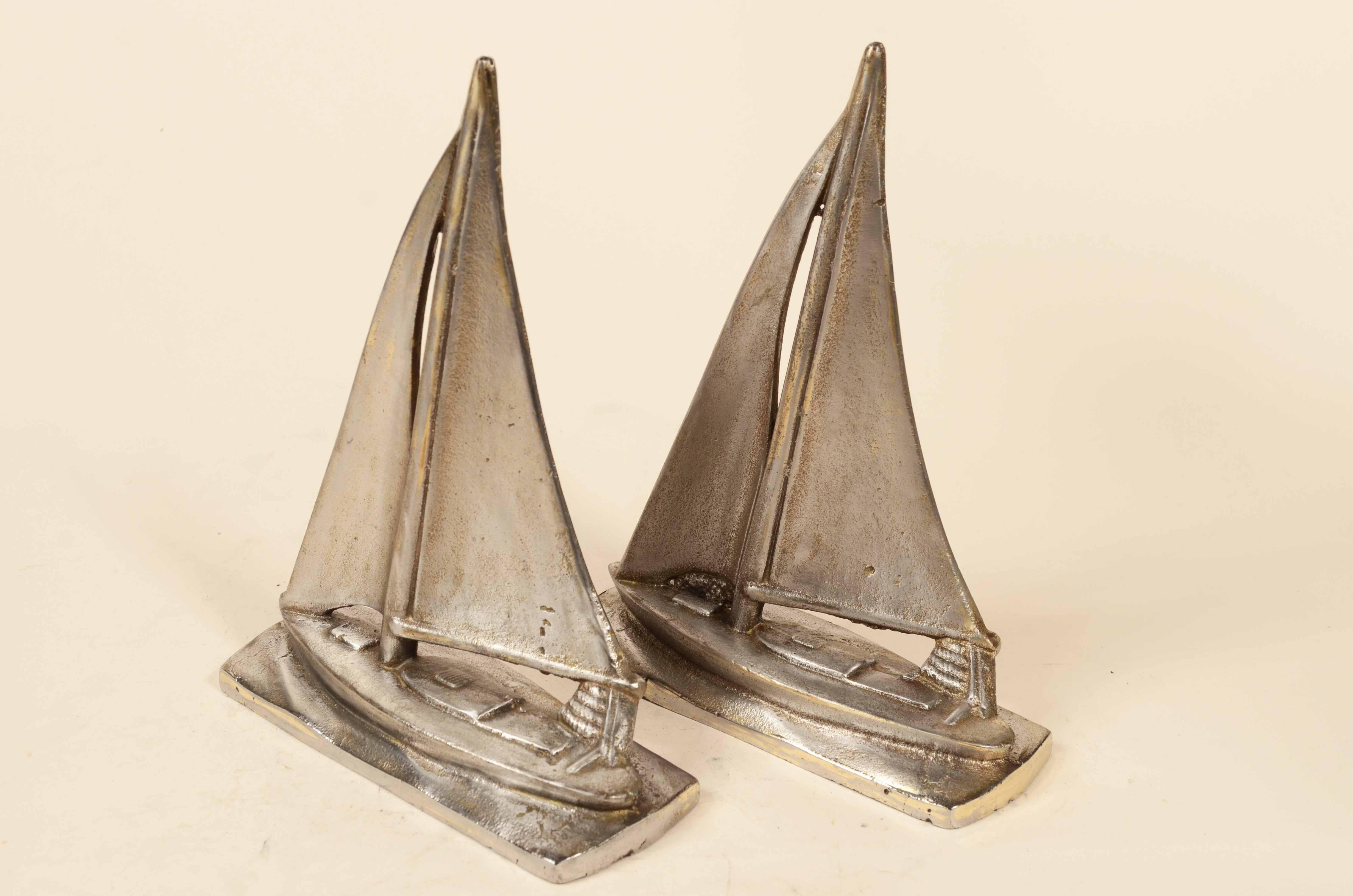 Mid-20th Century Coppia fermalibri in acciaio raffiguranti barca a vela in navigazione 1930 circa in vendita