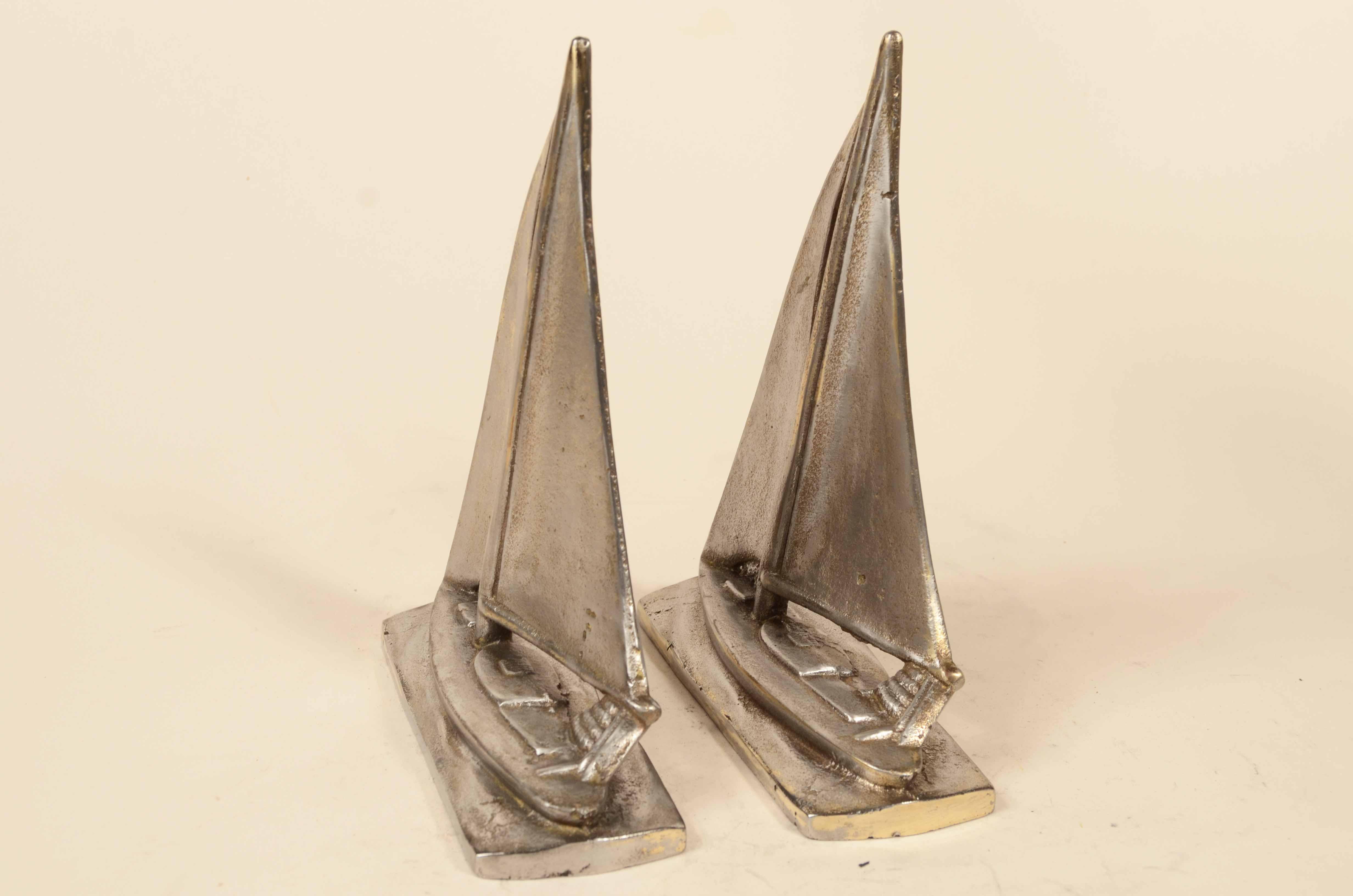Acciaio Coppia fermalibri in acciaio raffiguranti barca a vela in navigazione 1930 circa in vendita