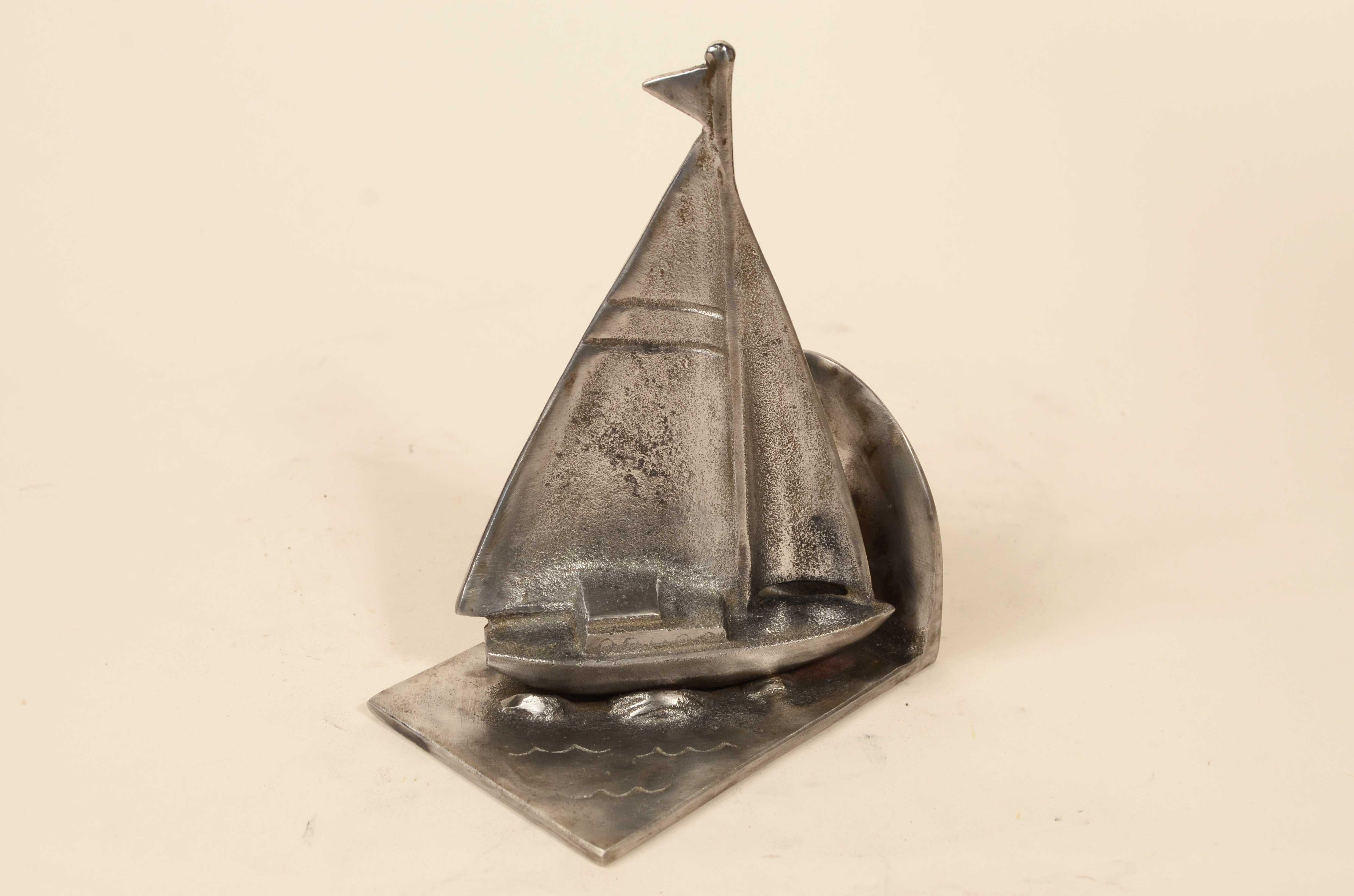 Acier Paire de serre-livres en acier représentant un voilier naviguant 1930 circa en vente