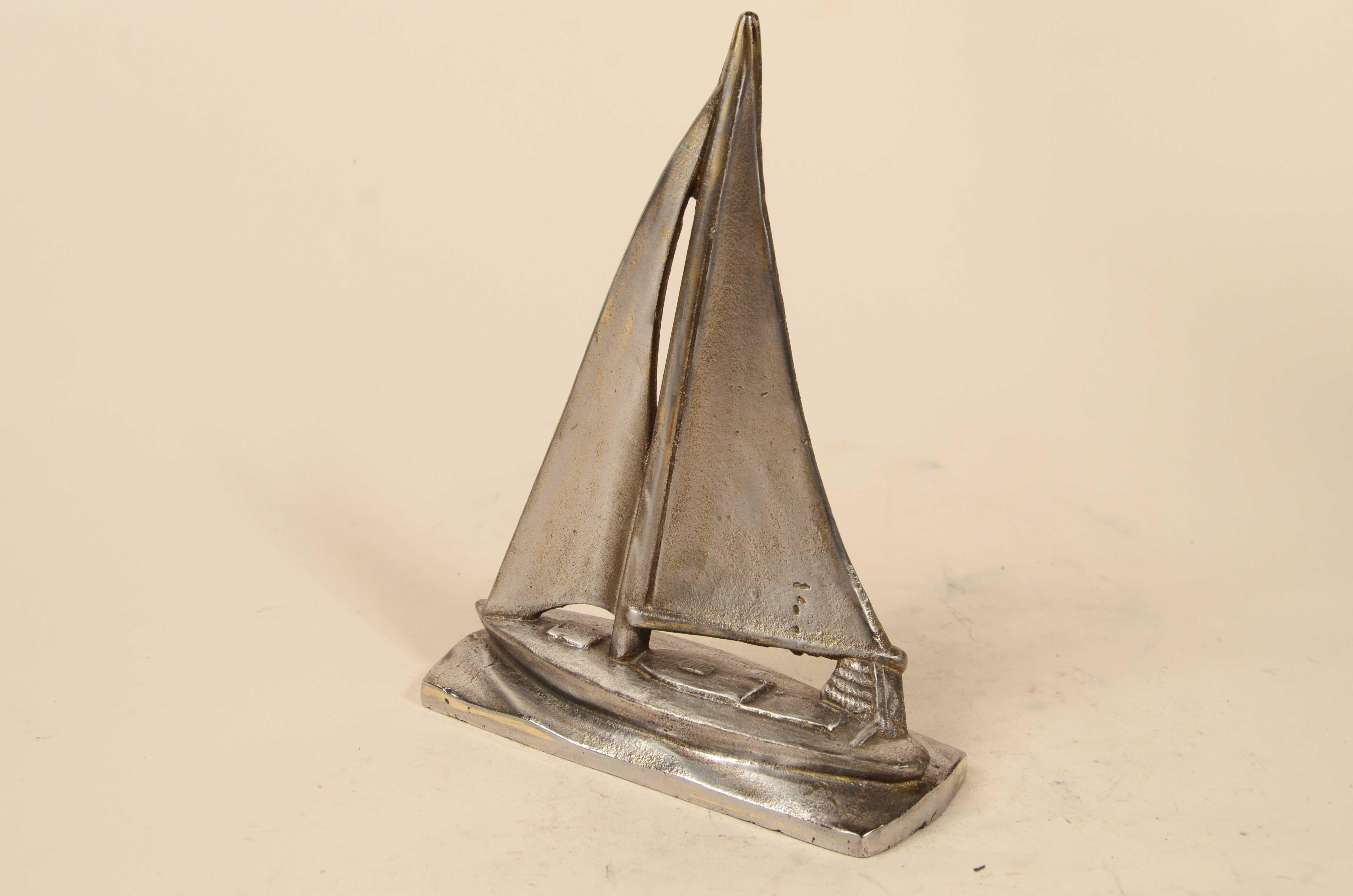 Coppia fermalibri in acciaio raffiguranti barca a vela in navigazione 1930 circa in vendita 1