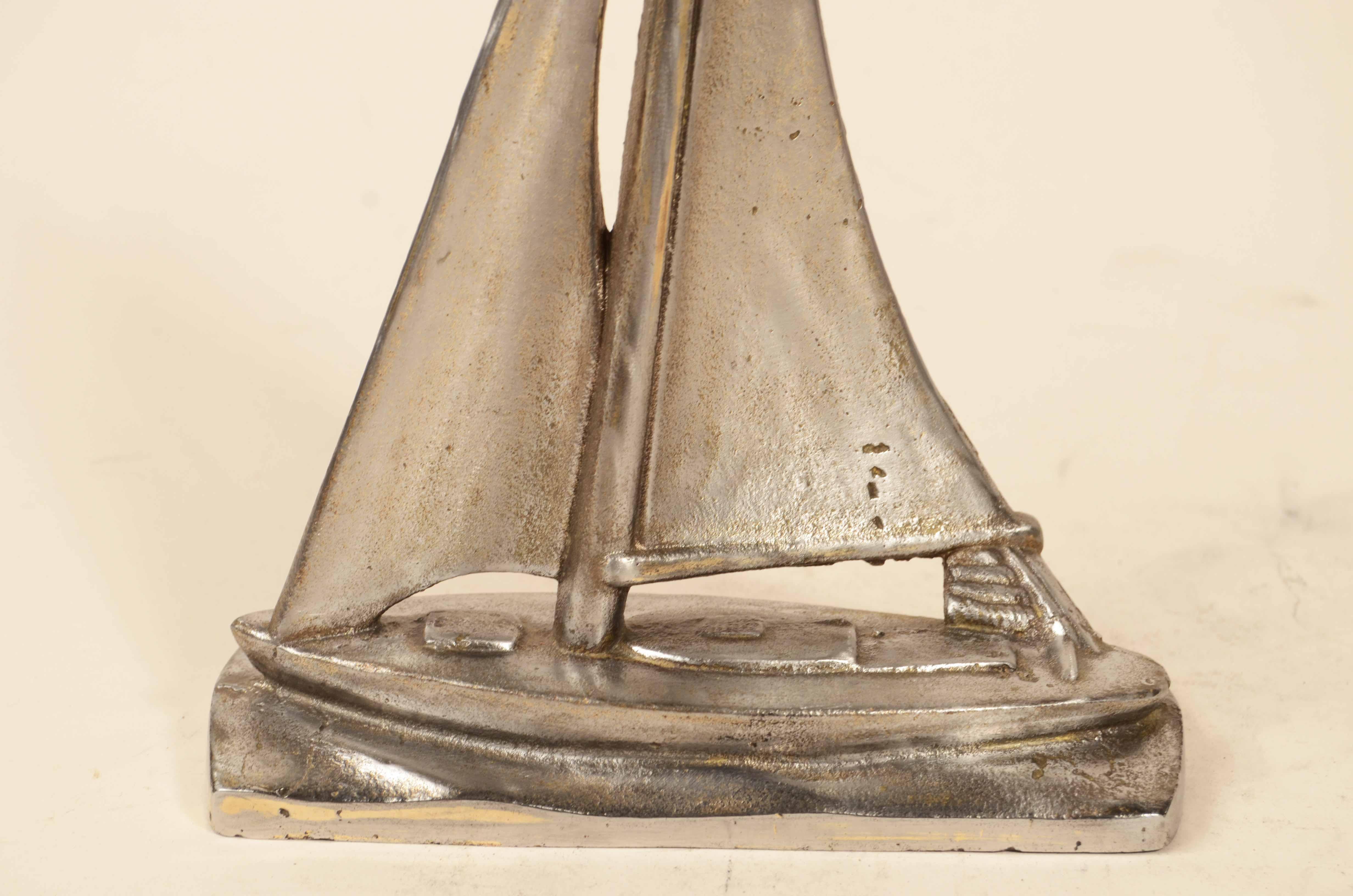 Coppia fermalibri in acciaio raffiguranti barca a vela in navigazione 1930 circa in vendita 3