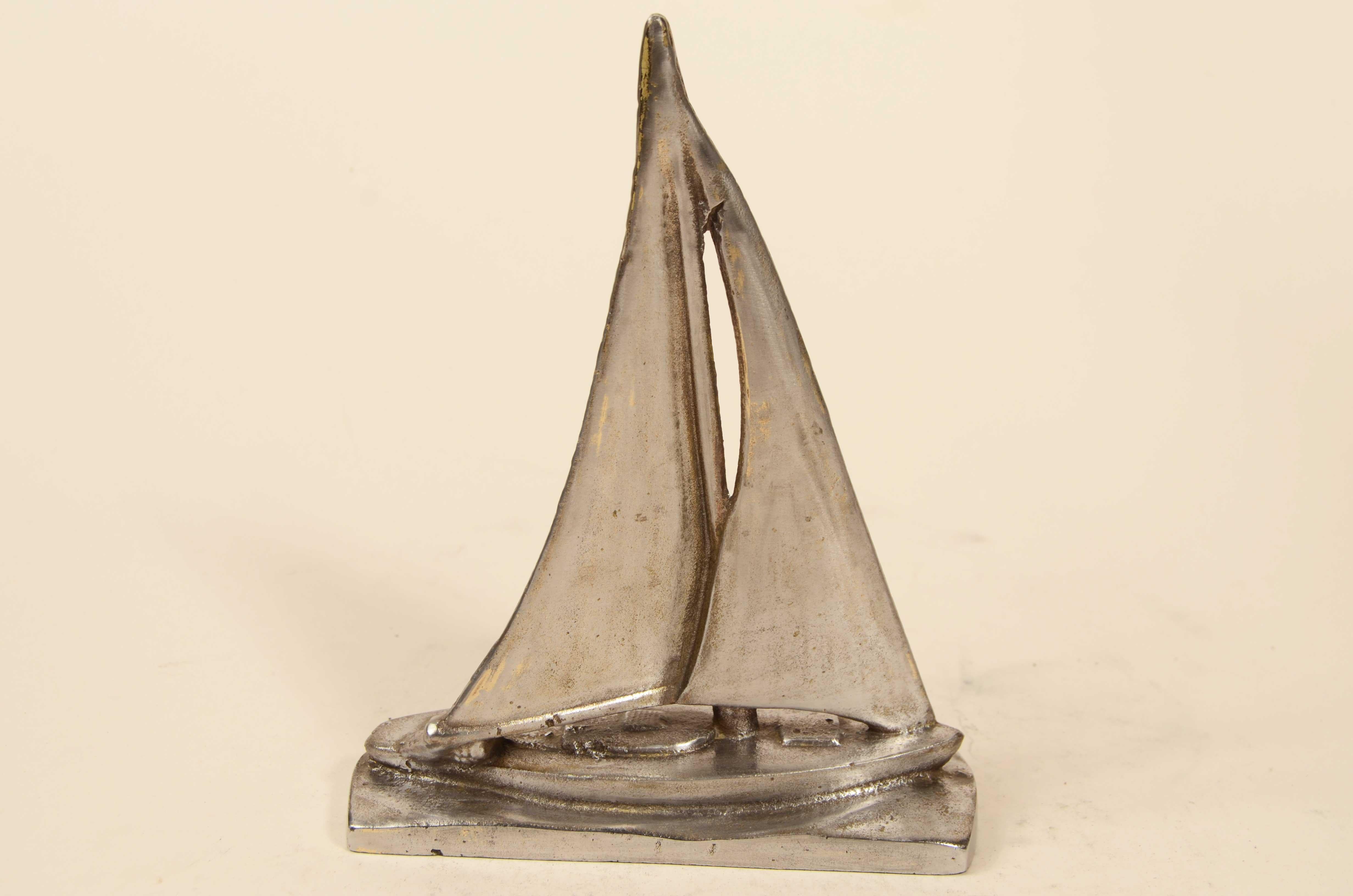 Coppia fermalibri in acciaio raffiguranti barca a vela in navigazione 1930 circa in vendita 4