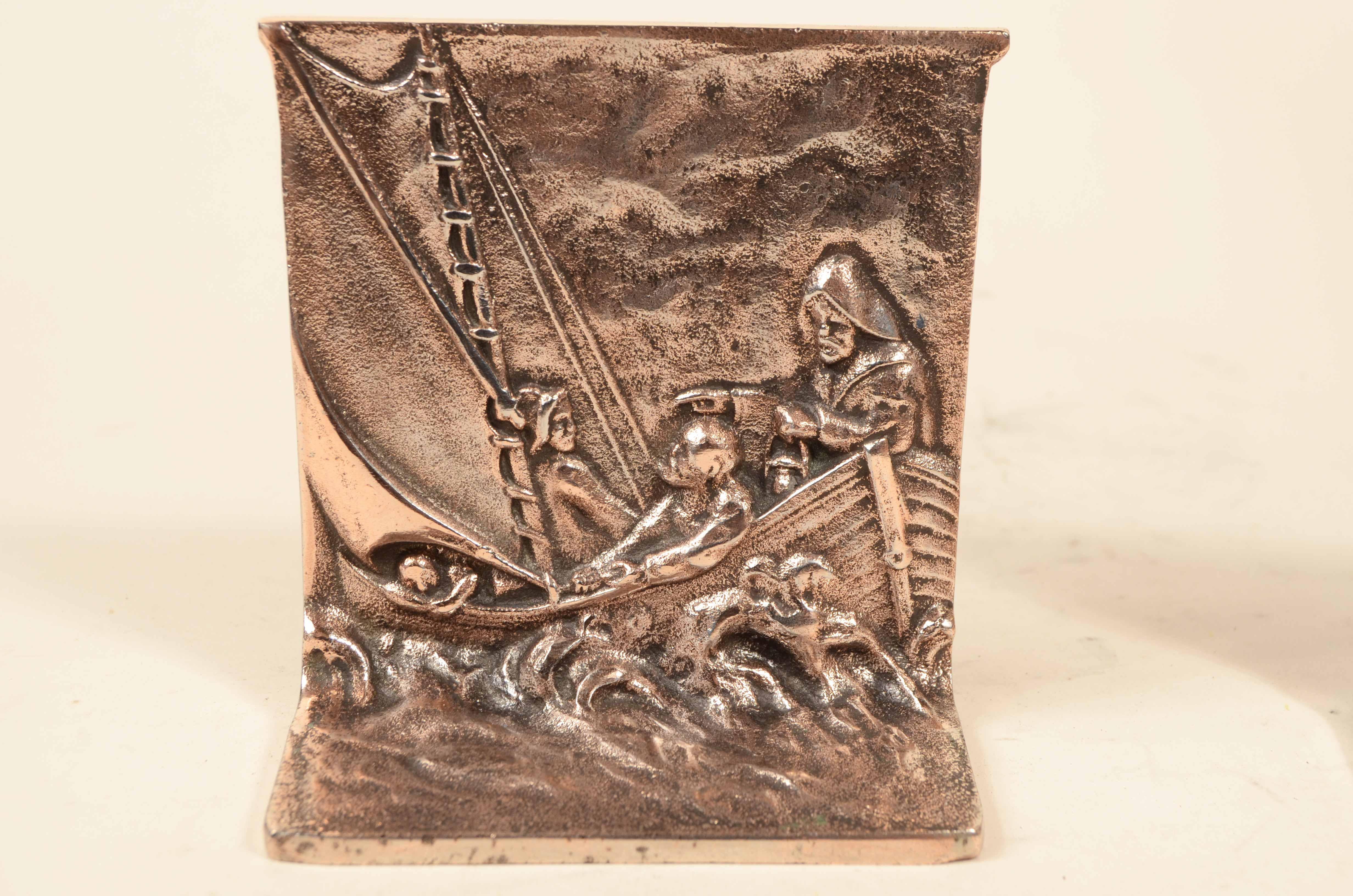 Pair of cast bronze bookends depicting sailors sailing on a sailboat.
English manufacture of the 1930s.
Bon état. Measurements 11.5x6x12.5 - inches  4.6x2.4x4.9. 
The last photo is the gift box.