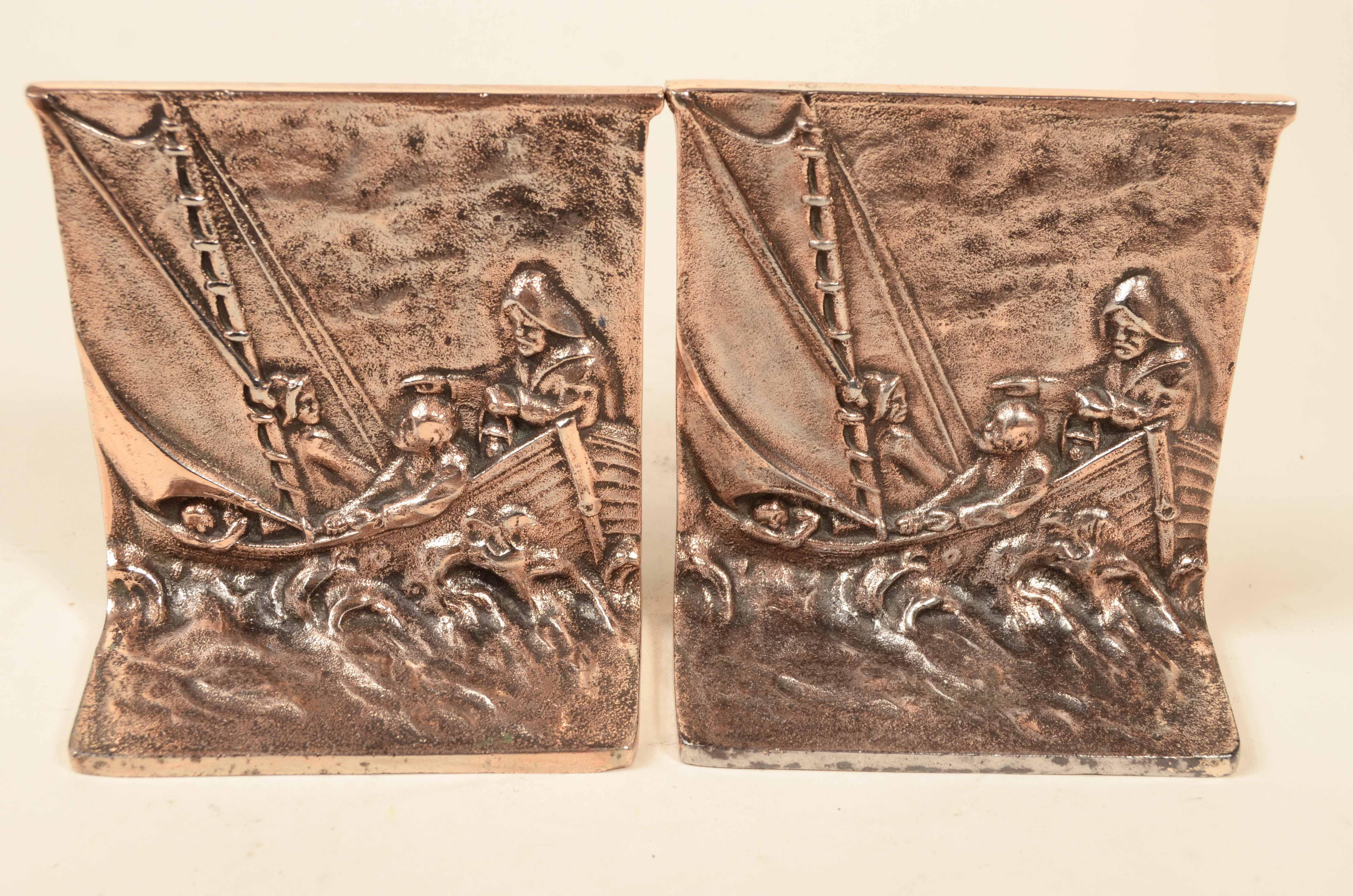 Pair bronze bookends of sailors sailing on sailboat 1930s In Good Condition For Sale In Milan, IT