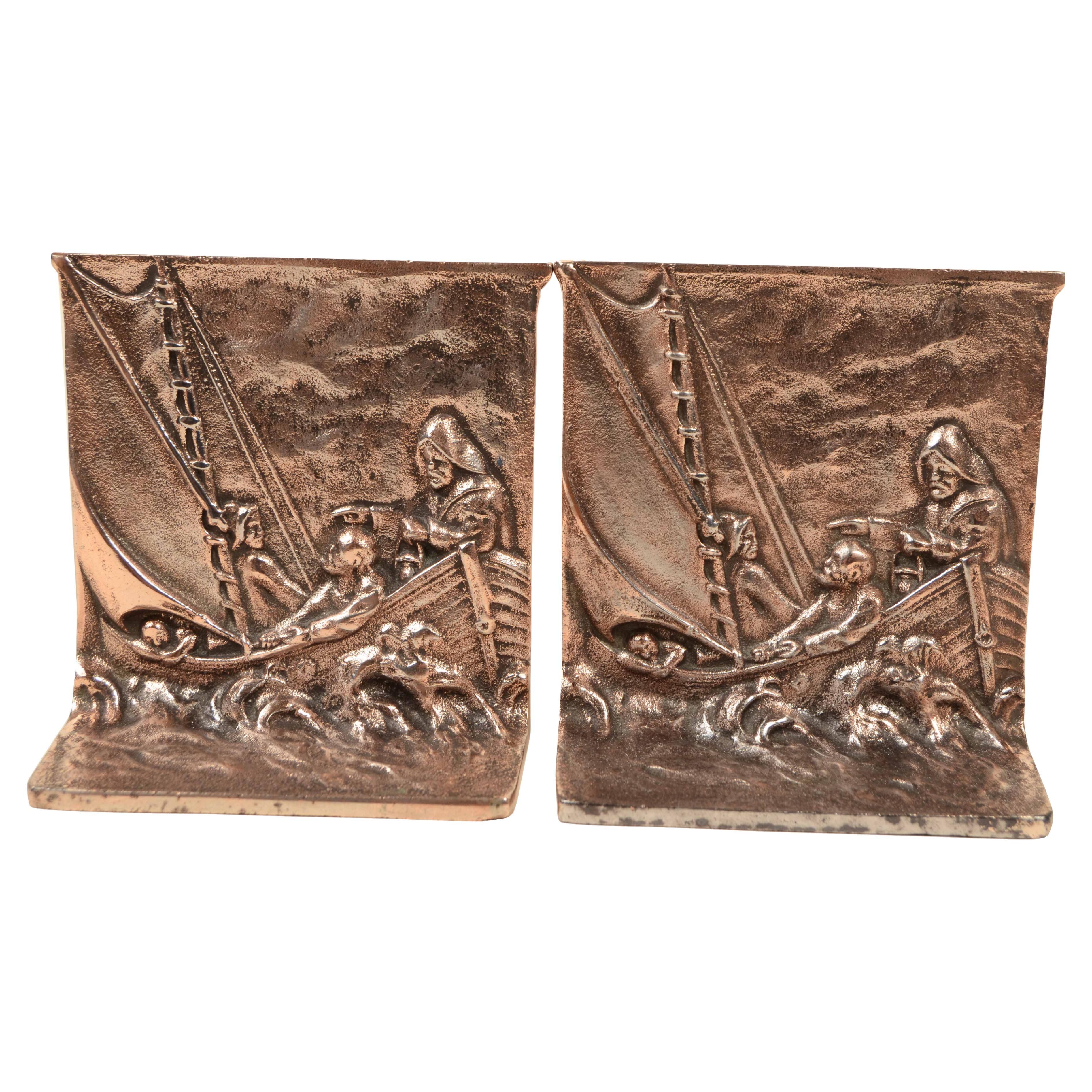 Paire de serre-livres en bronze représentant des marins naviguant sur un voilier 1930s