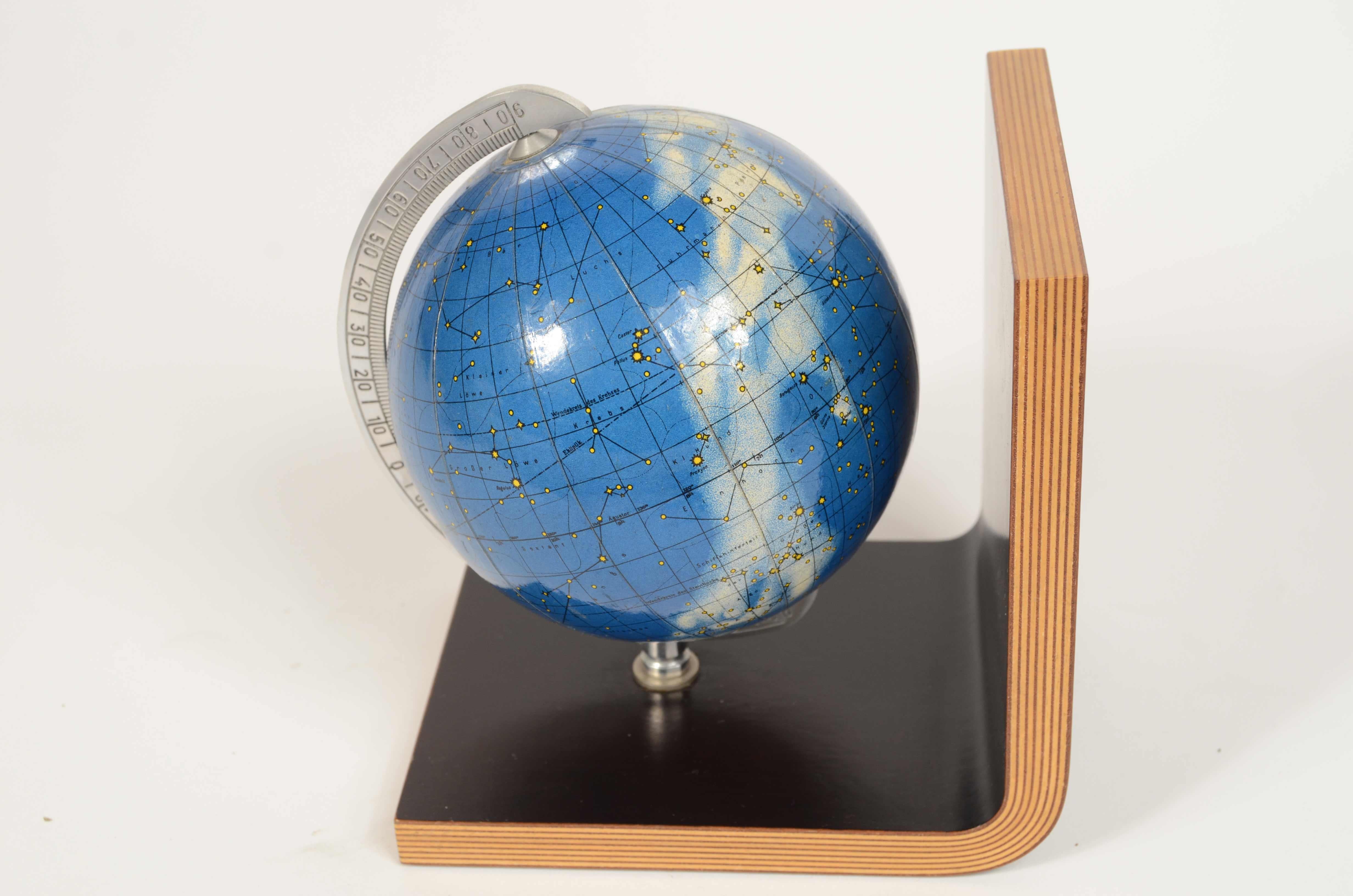 Coppia fermalibri in legno curvato e due globi celeste e terrestre Germania 1950 im Angebot 5