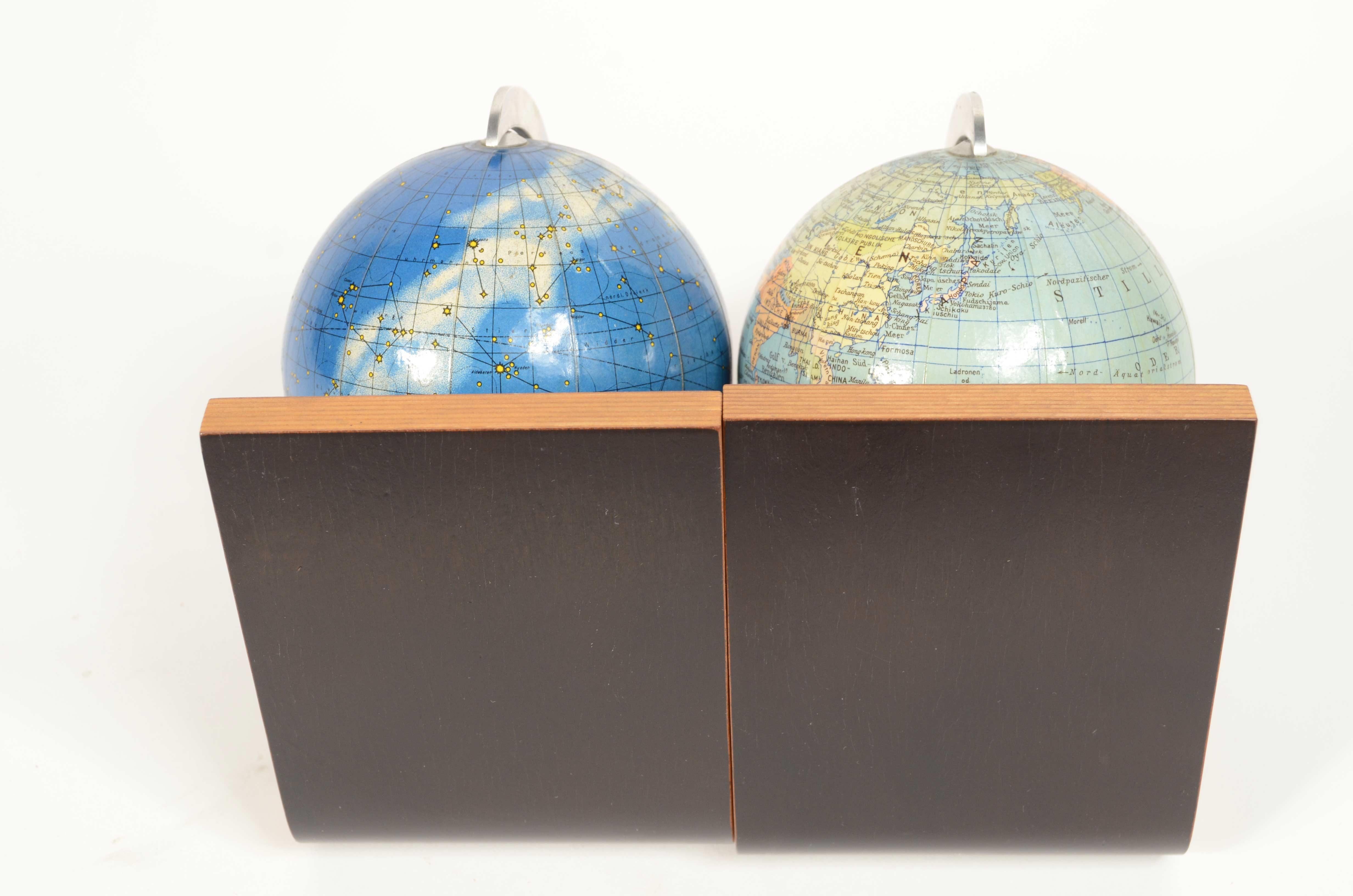 Coppia fermalibri in legno curvato e due globi celeste e terrestre Germania 1950 im Angebot 6