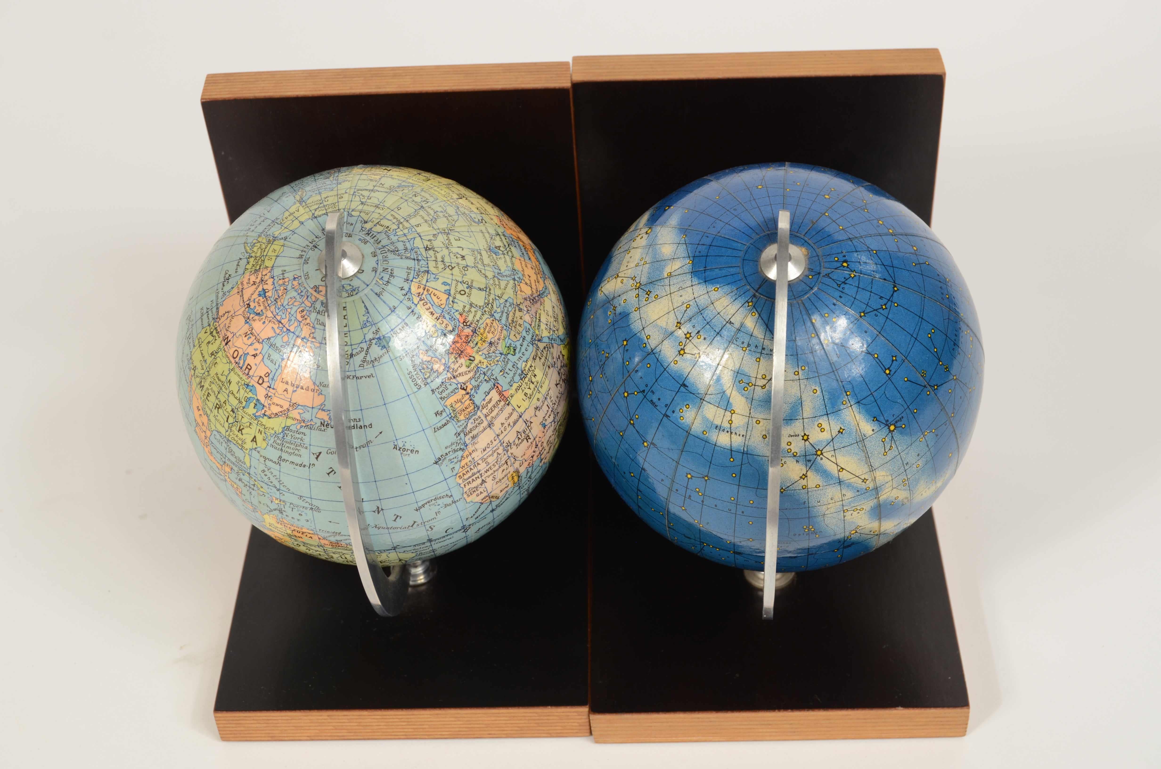 Coppia fermalibri in legno curvato e due globi celeste e terrestre Germania 1950 im Angebot 7