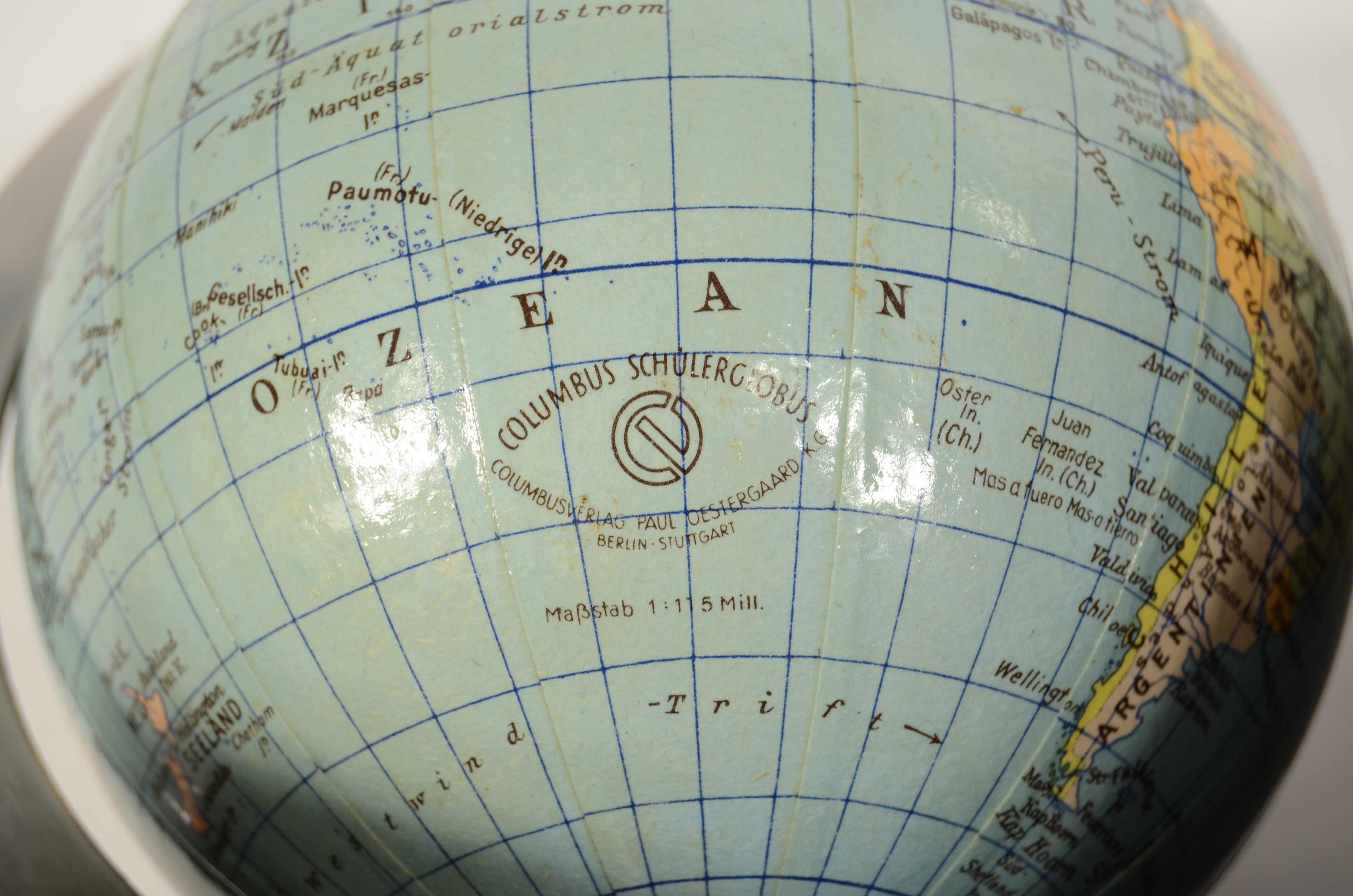 Coppia fermalibri in legno curvato e due globi celeste e terrestre Germania 1950 im Angebot 9