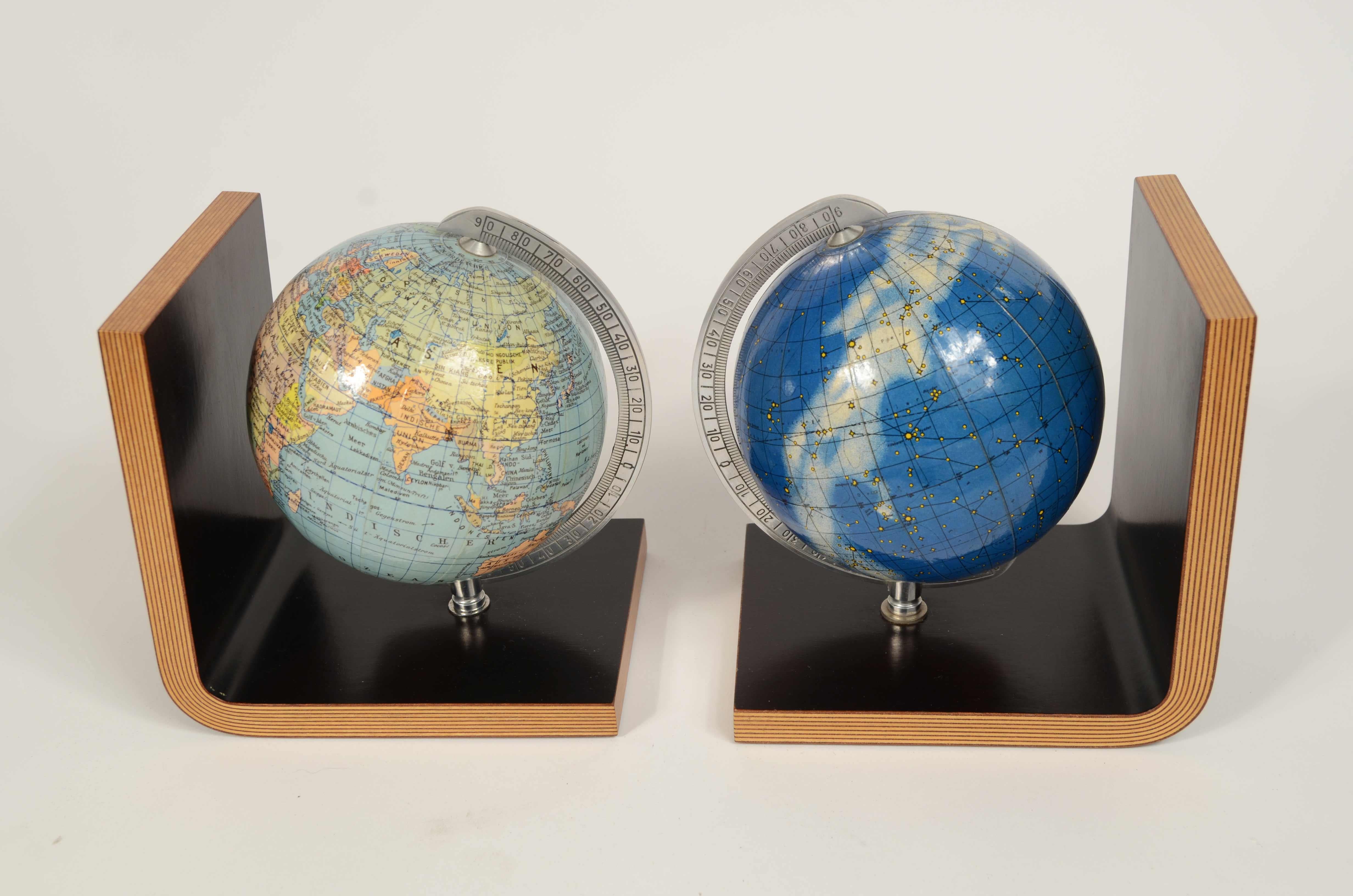 Coppia fermalibri in legno curvato e due globi celeste e terrestre Germania 1950 im Angebot 11