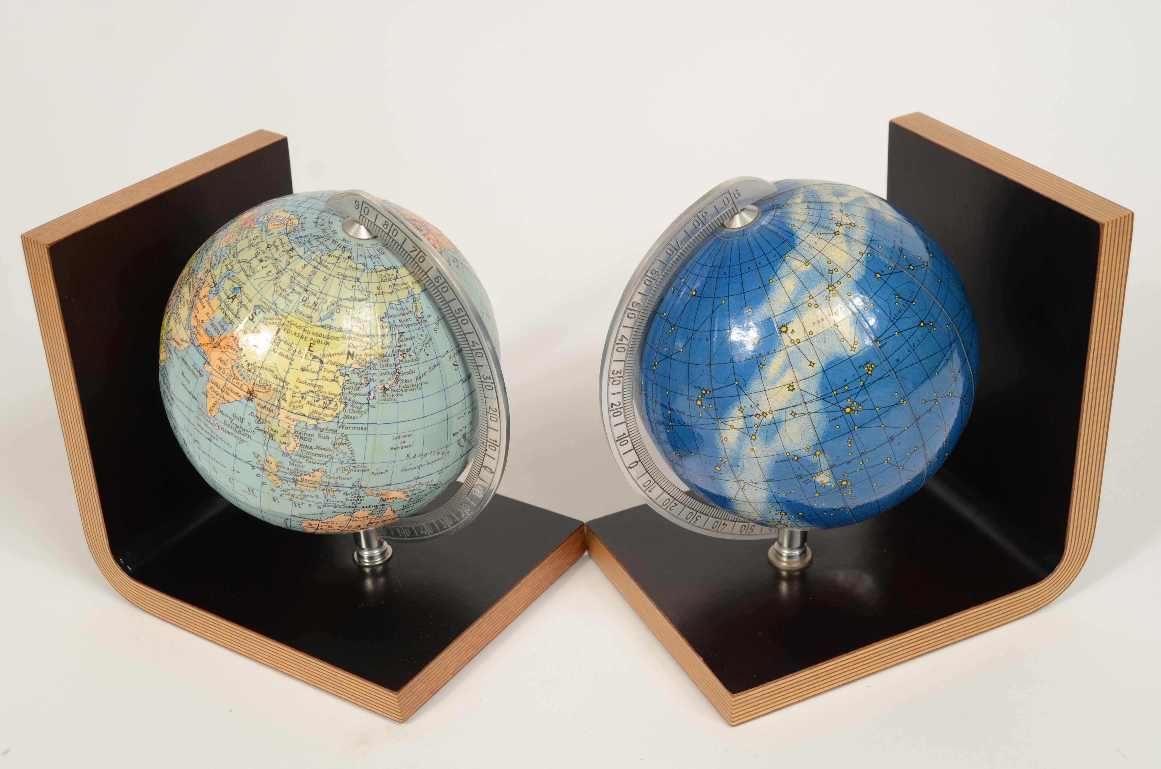Coppia fermalibri in legno curvato e due globi celeste e terrestre Germania 1950 im Angebot 12