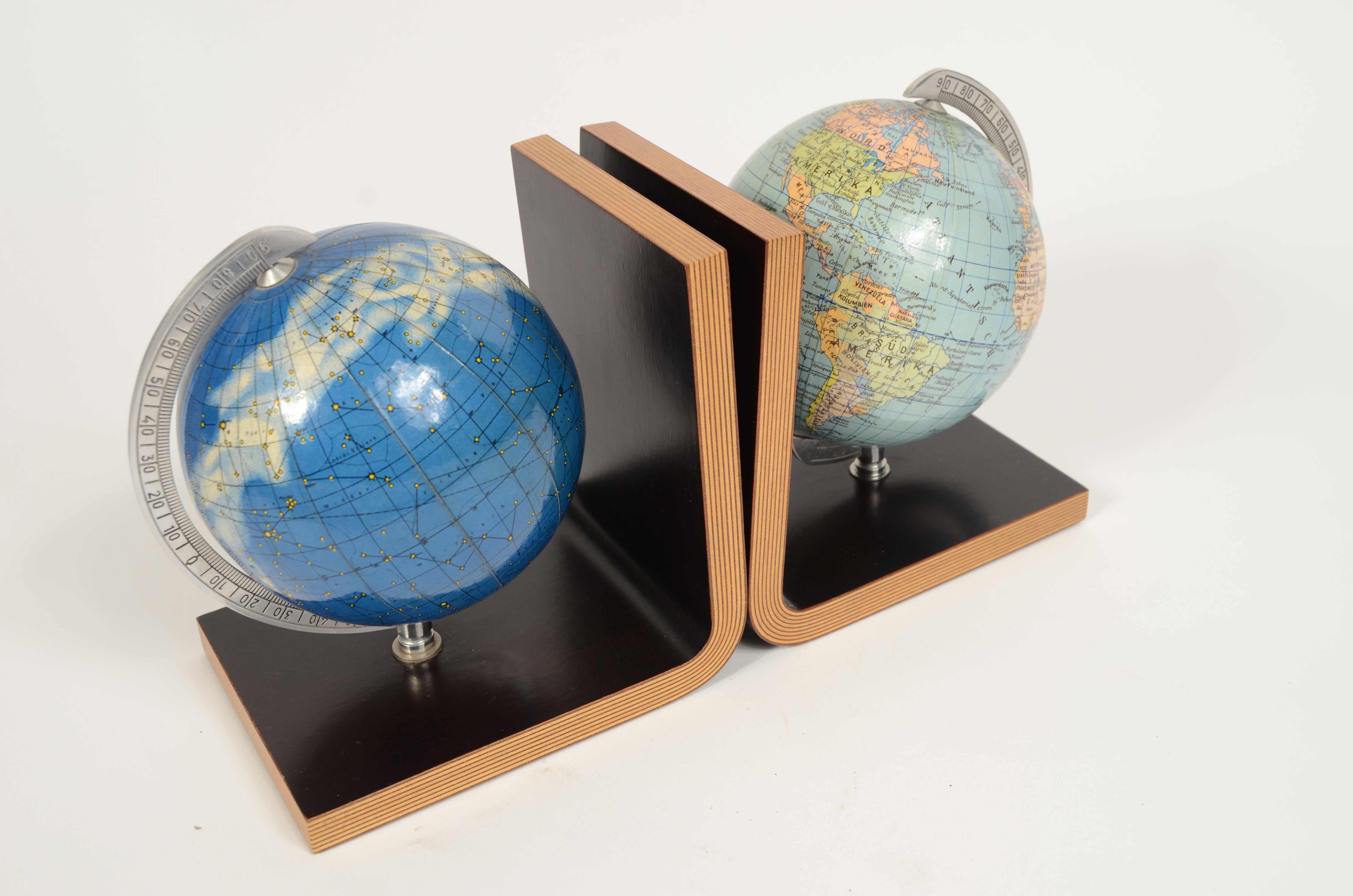 Coppia fermalibri in legno curvato e due globi celeste e terrestre Germania 1950 im Zustand „Gut“ im Angebot in Milan, IT