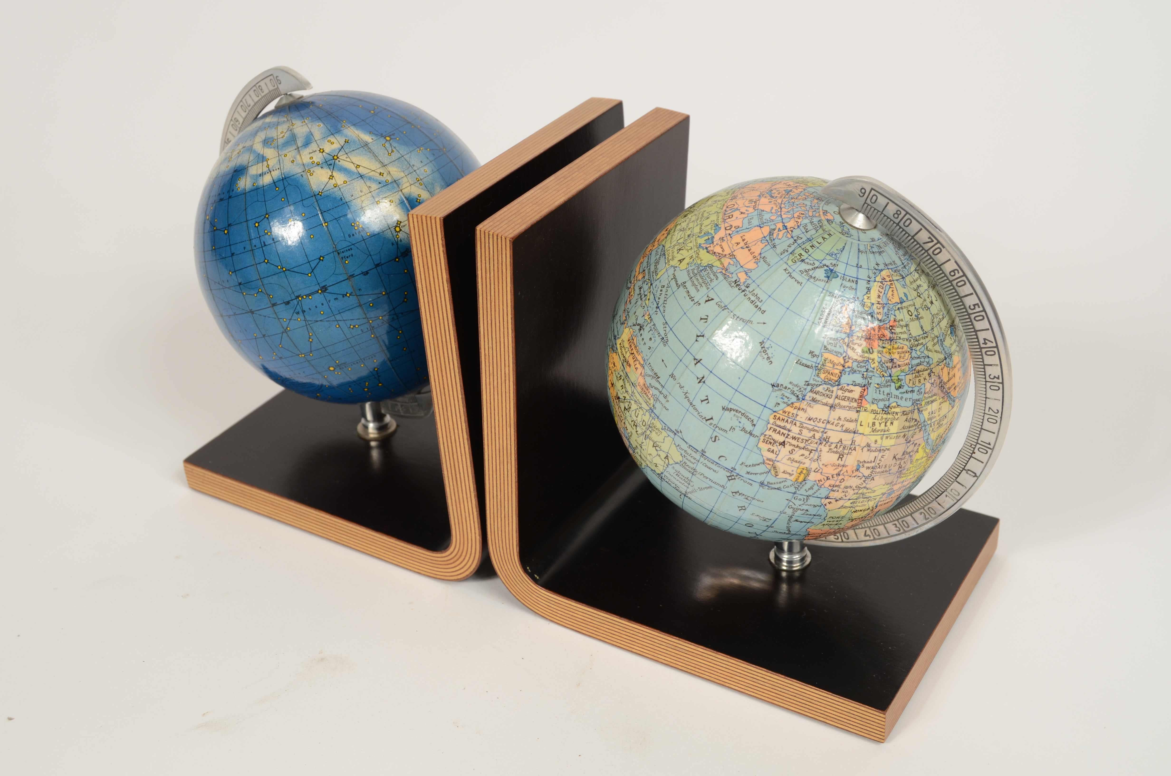 Coppia fermalibri in legno curvato e due globi celeste e terrestre Germania 1950 (20th Century) im Angebot