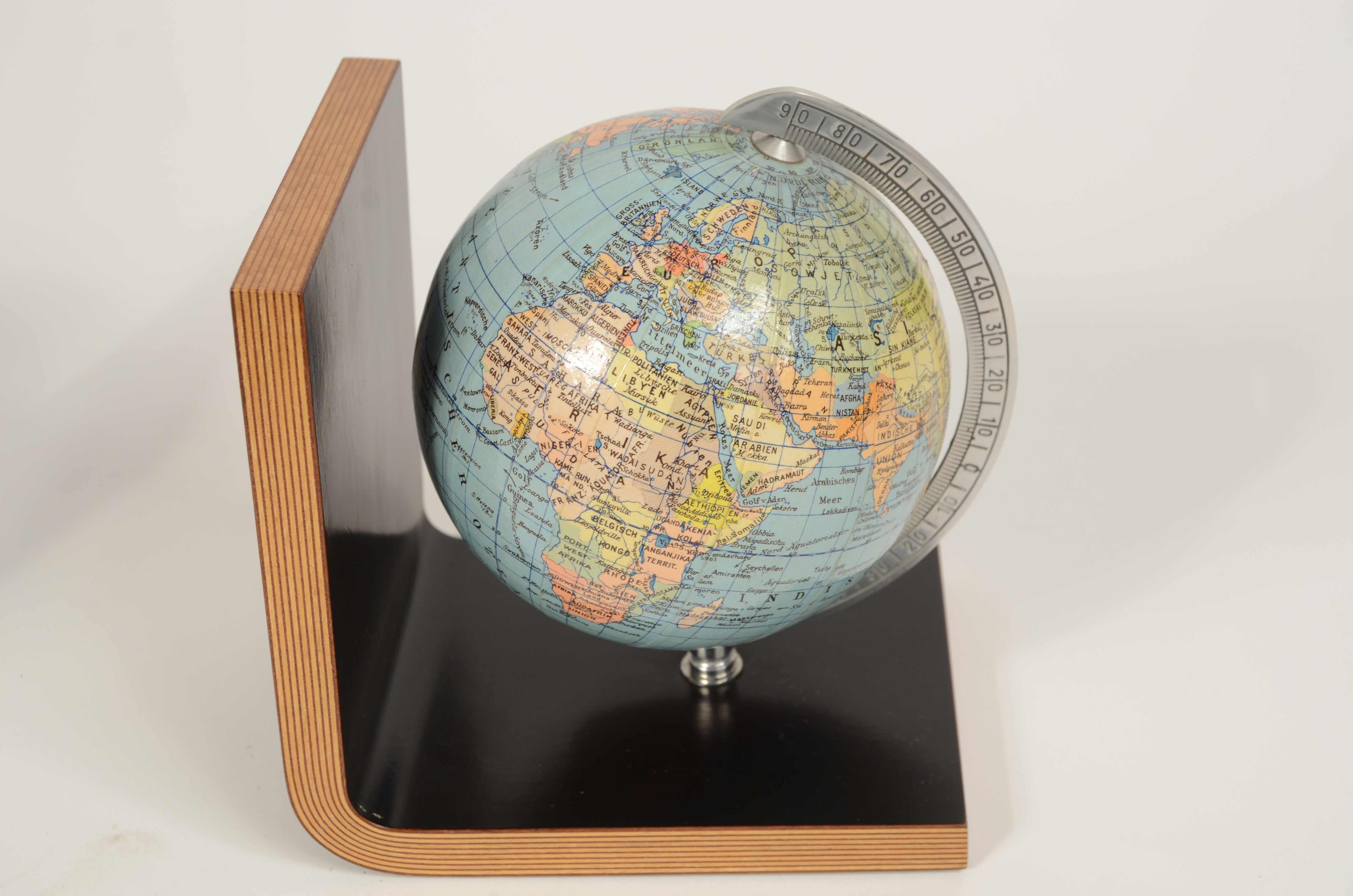 Coppia fermalibri in legno curvato e due globi celeste e terrestre Germania 1950 (Holz) im Angebot