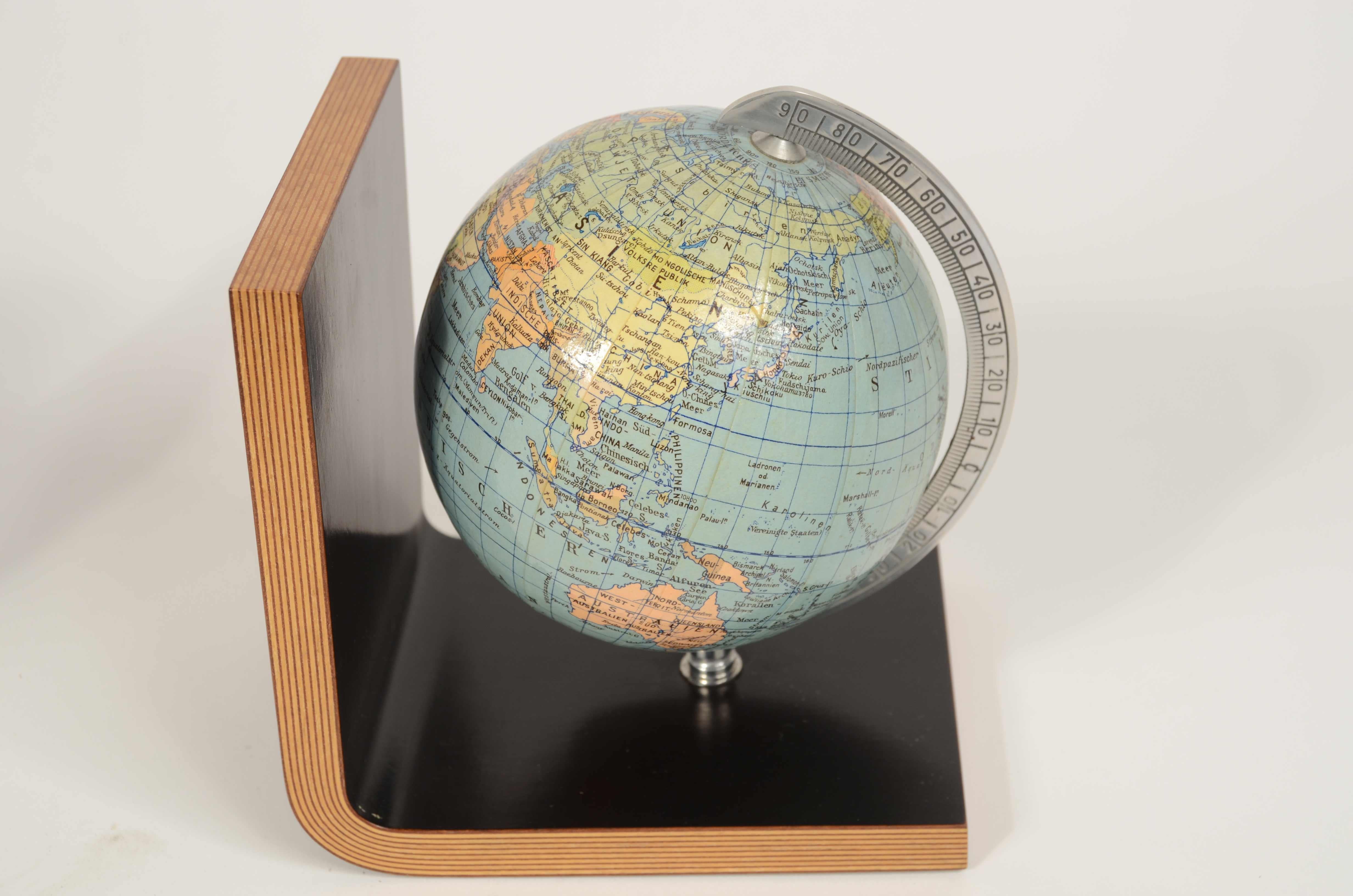 Coppia fermalibri in legno curvato e due globi celeste e terrestre Germania 1950 im Angebot 1