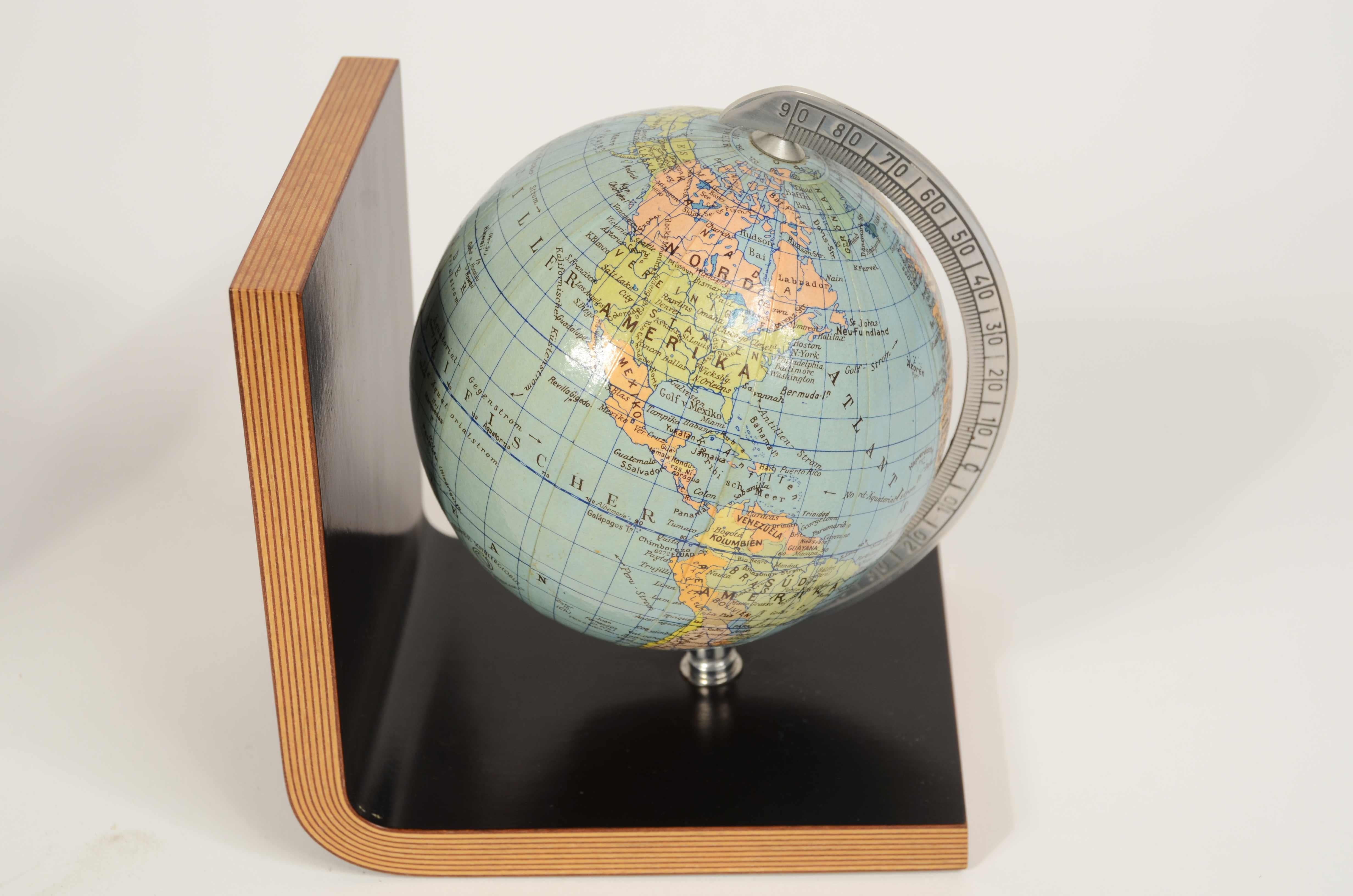 Coppia fermalibri in legno curvato e due globi celeste e terrestre Germania 1950 im Angebot 2