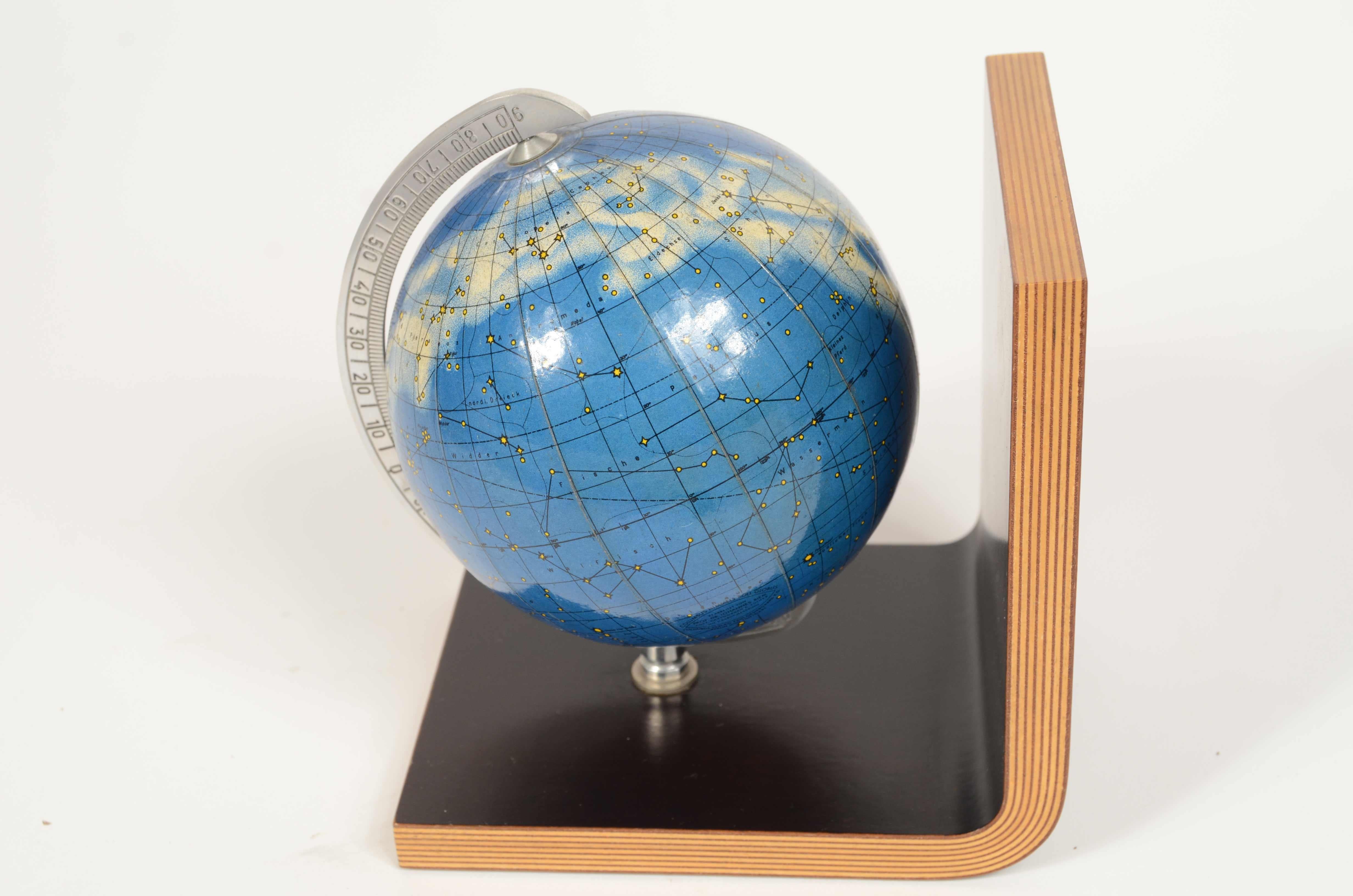 Coppia fermalibri in legno curvato e due globi celeste e terrestre Germania 1950 im Angebot 3