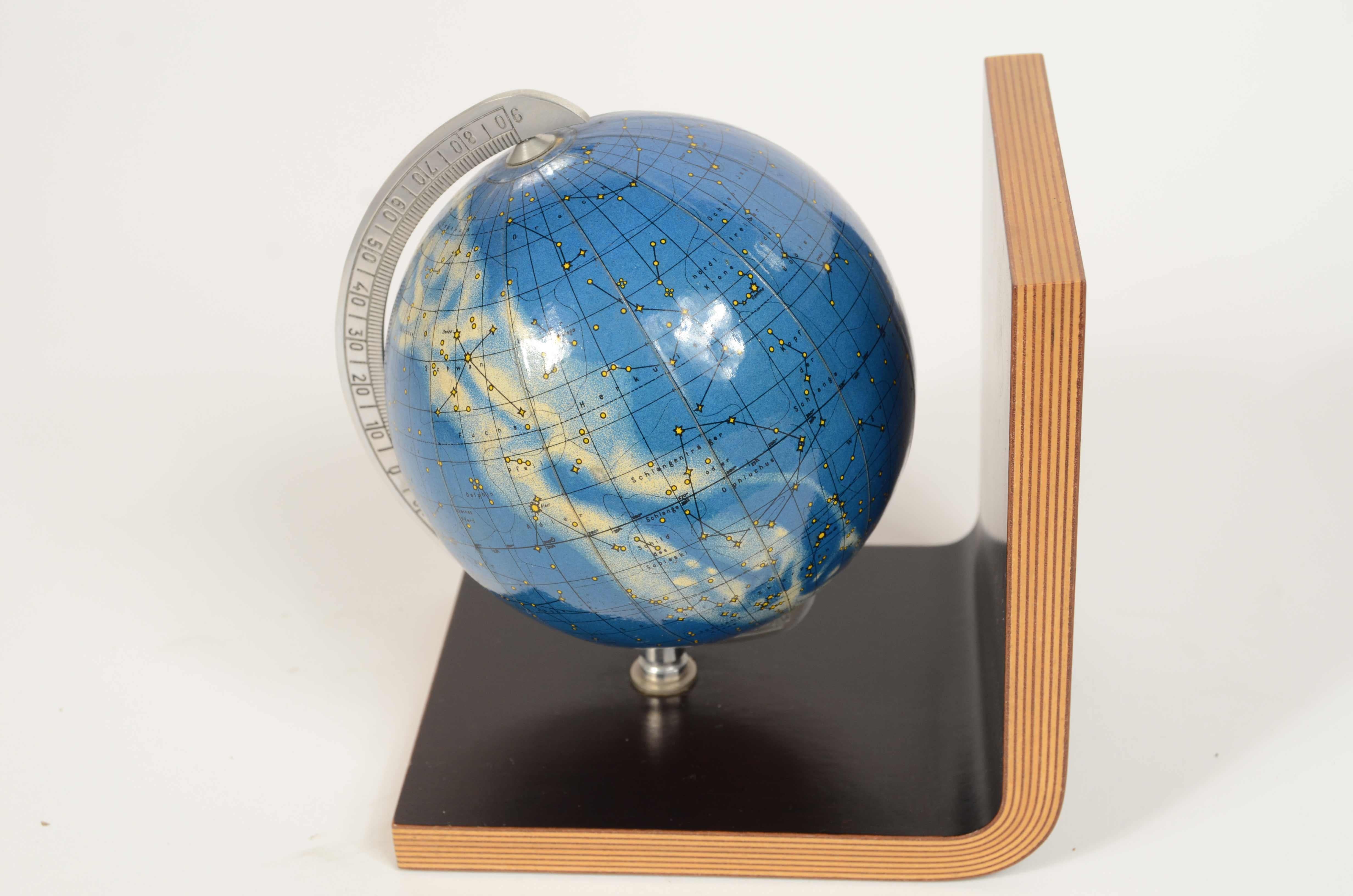 Coppia fermalibri in legno curvato e due globi celeste e terrestre Germania 1950 im Angebot 4