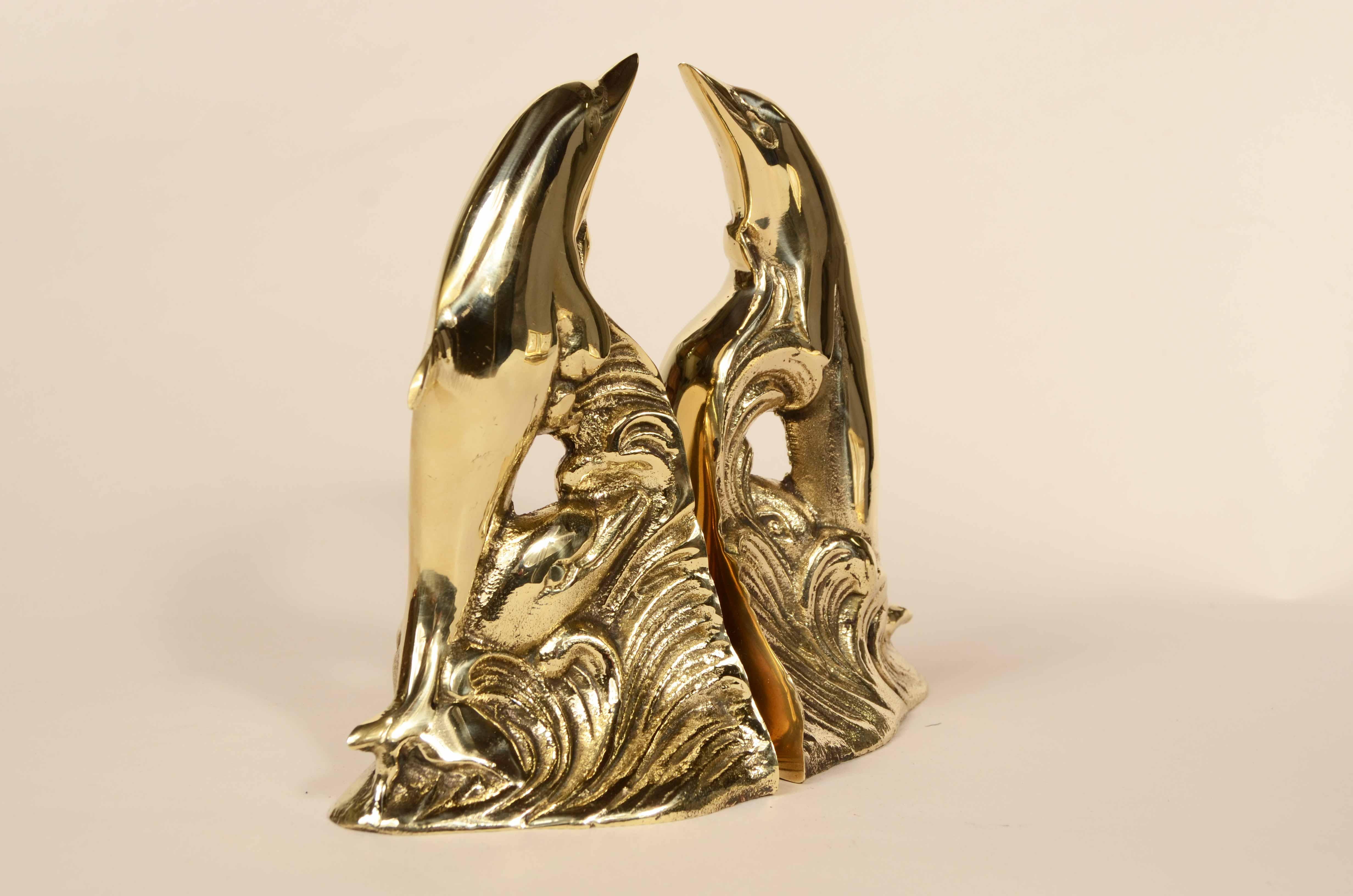 Pareja de sujetalibros de latón que representan delfines, fabricación inglesa de los años cincuenta. 
Buen estado. Medidas 9,5x10x17 cm - pulgadas 3,8x3,9x7,1. 
La última foto es el paquete de regalo.
