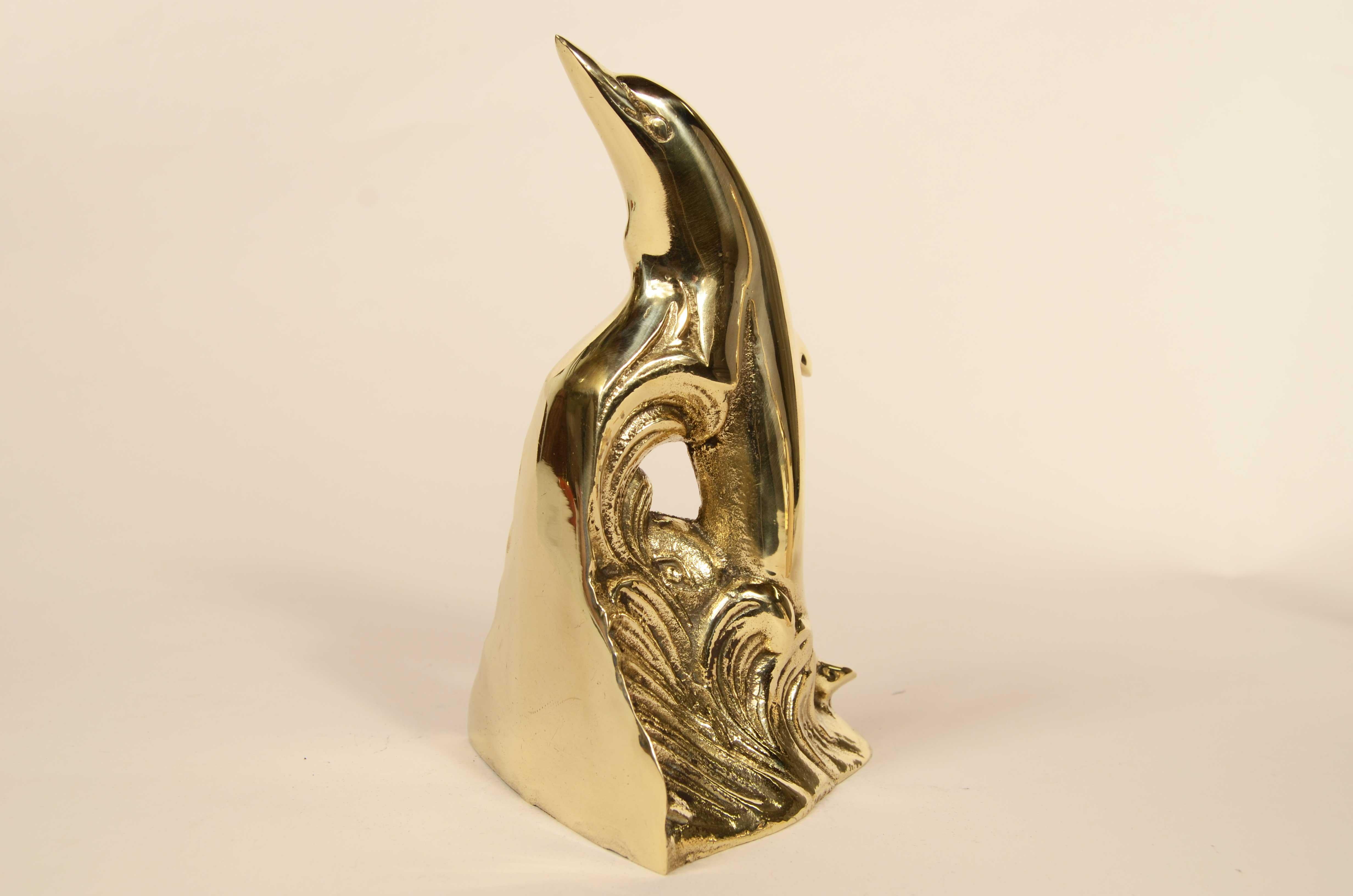 Pareja de sujetalibros de latón representando delfines Fabricación inglesa Años 50 en venta 1