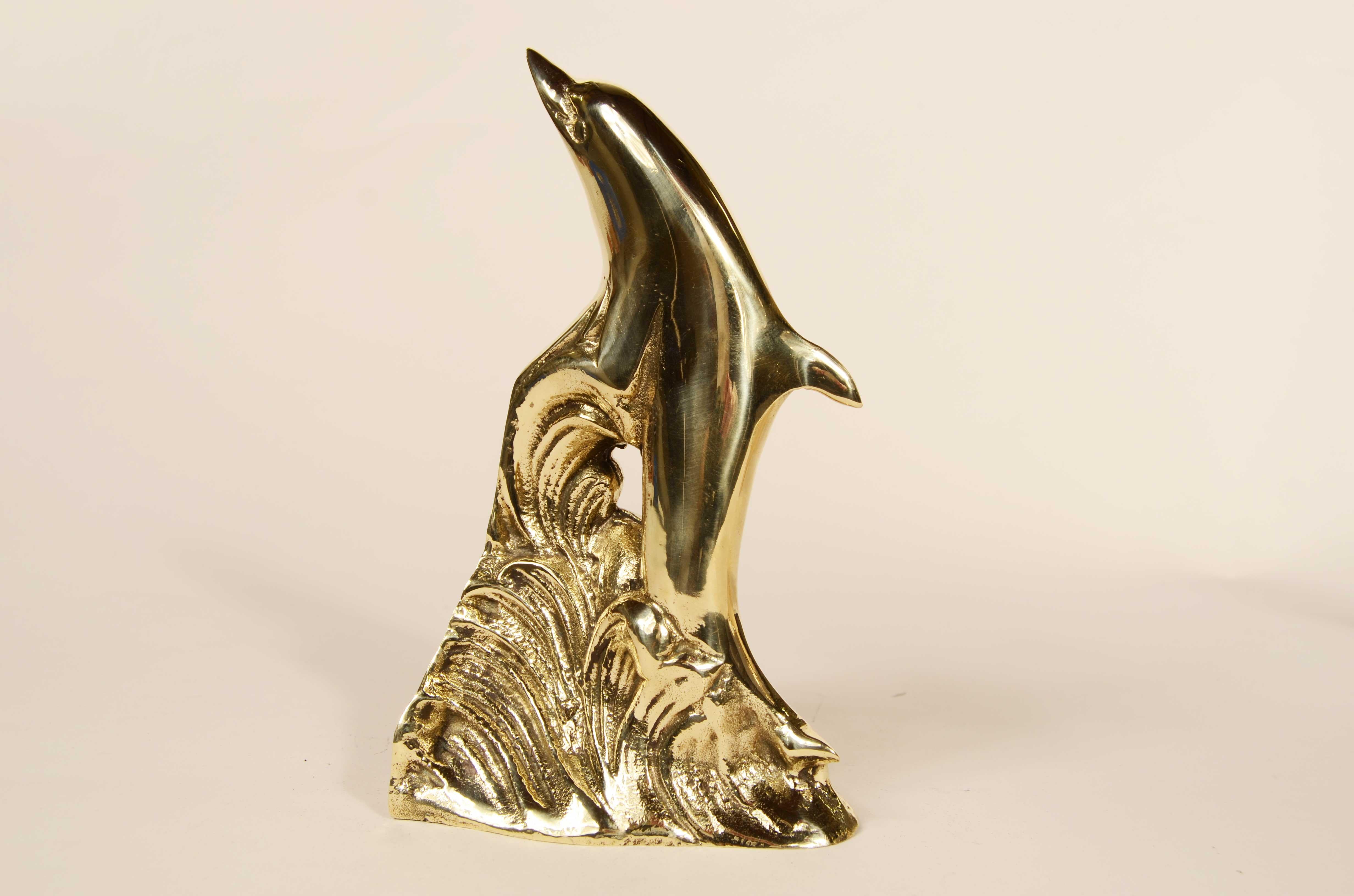 Pareja de sujetalibros de latón representando delfines Fabricación inglesa Años 50 en venta 2