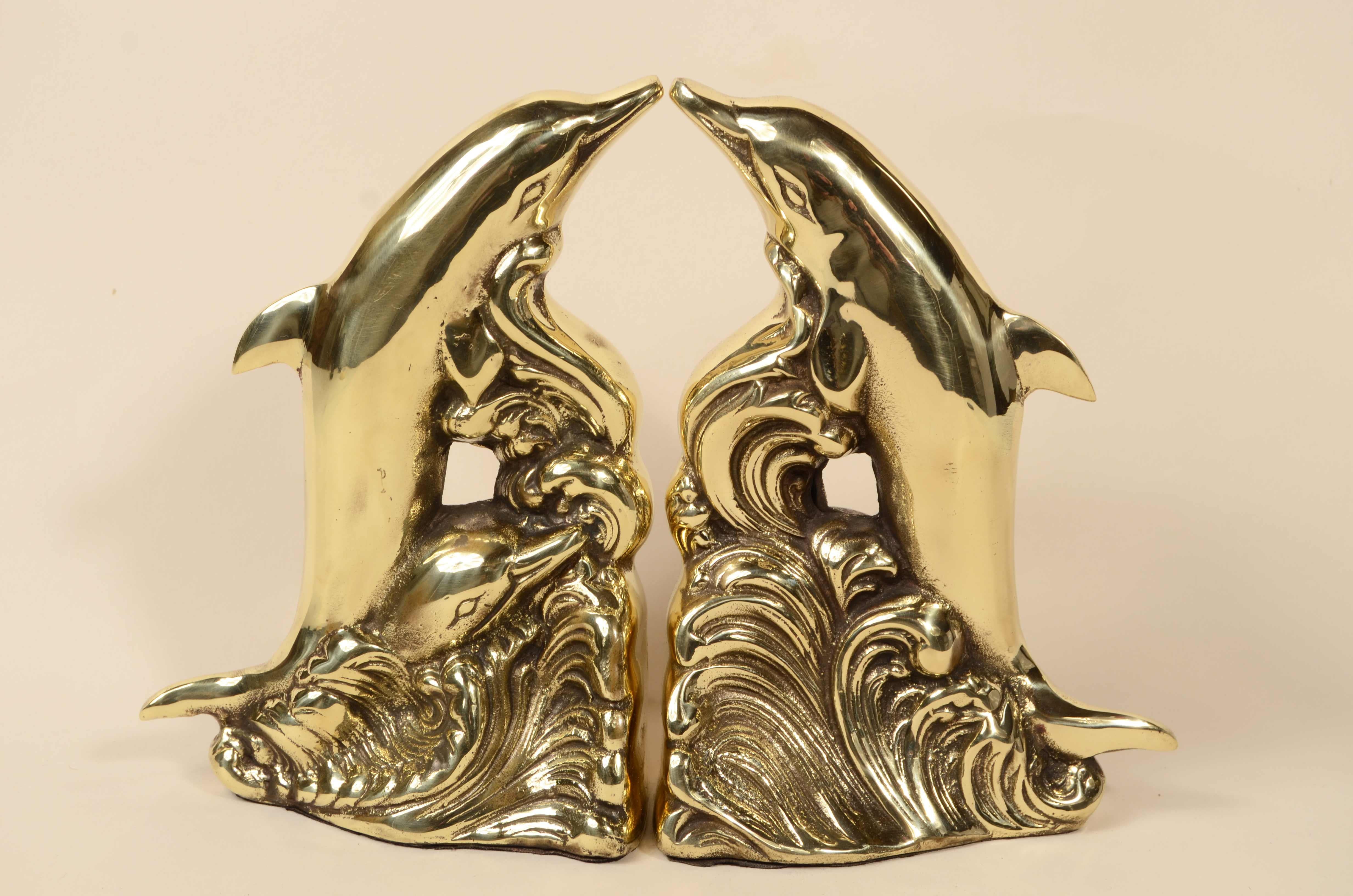 Pareja de sujetalibros de latón que representan delfines, fabricación inglesa de los años cincuenta.
Buen estado. Medidas 13x9,5x19 cm - pulgadas 5,1x3,8x7,5. 
La última foto es la caja de regalo.
