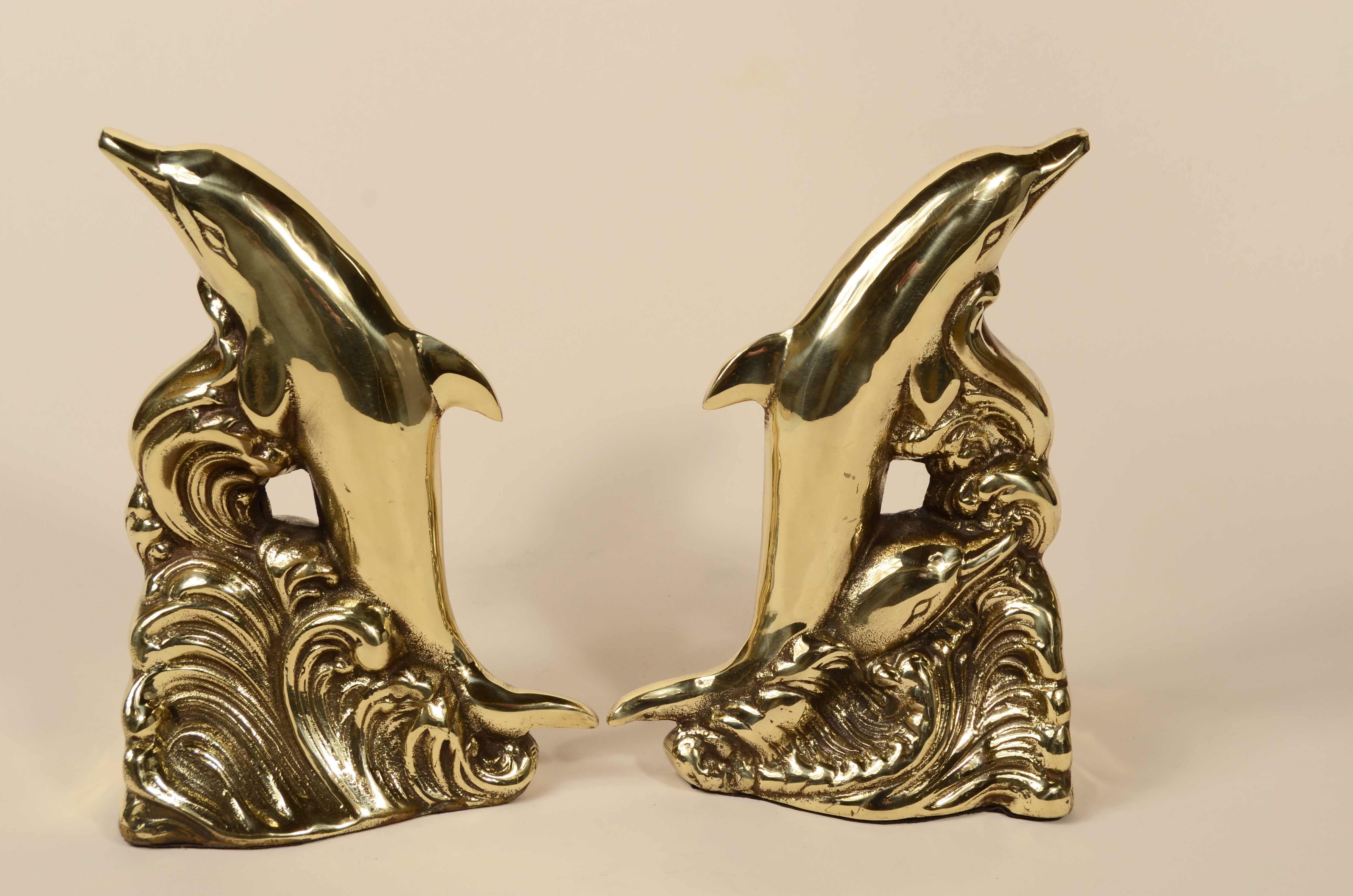 Pareja de sujetalibros de latón representando delfines Fabricación inglesa Años 50 en Bueno estado para la venta en Milan, IT