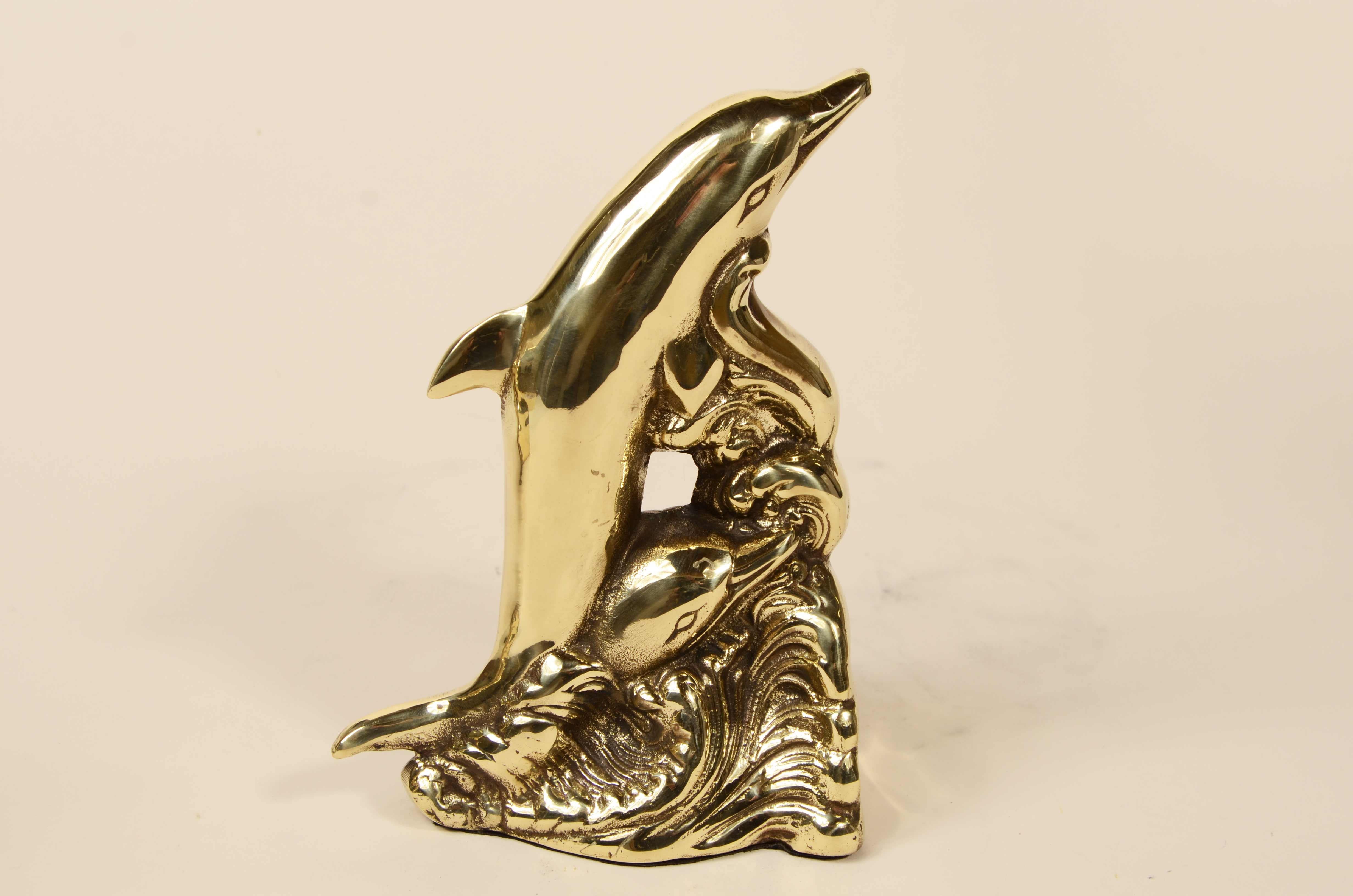 Pareja de sujetalibros de latón representando delfines Fabricación inglesa Años 50 Mid-20th Century en venta